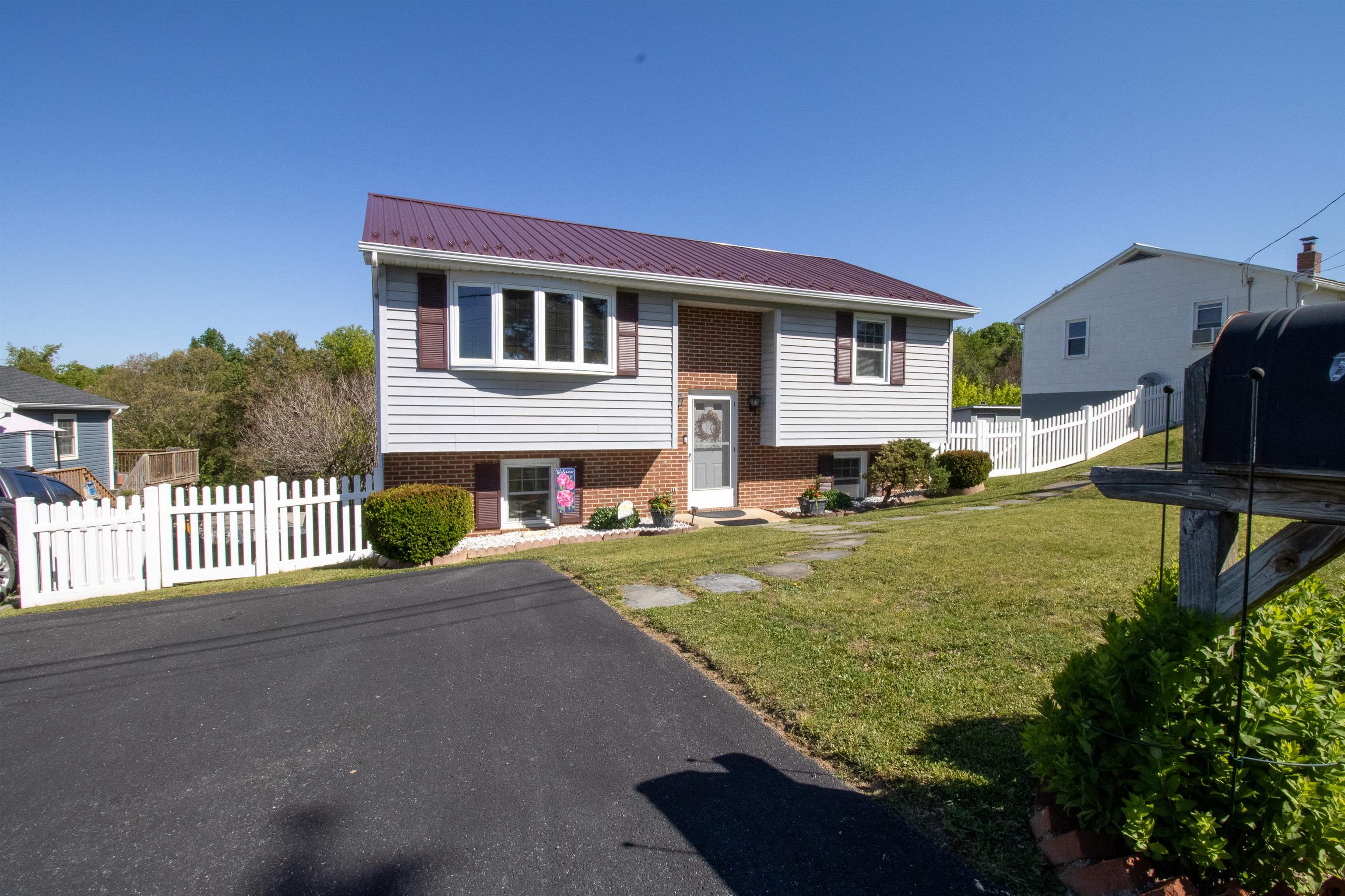 129 GREENVIEW DR, STAUNTON, Virginia 24401, 3 Bedrooms Bedrooms, ,2 BathroomsBathrooms,Residential,129 GREENVIEW DR,676934 MLS # 676934