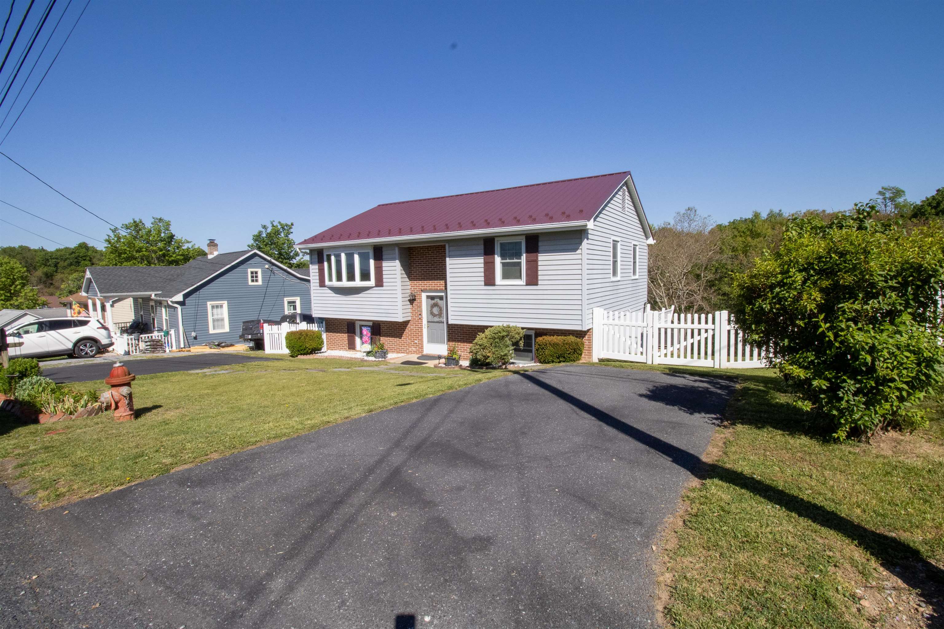 129 GREENVIEW DR, STAUNTON, Virginia 24401, 3 Bedrooms Bedrooms, ,2 BathroomsBathrooms,Residential,129 GREENVIEW DR,676934 MLS # 676934