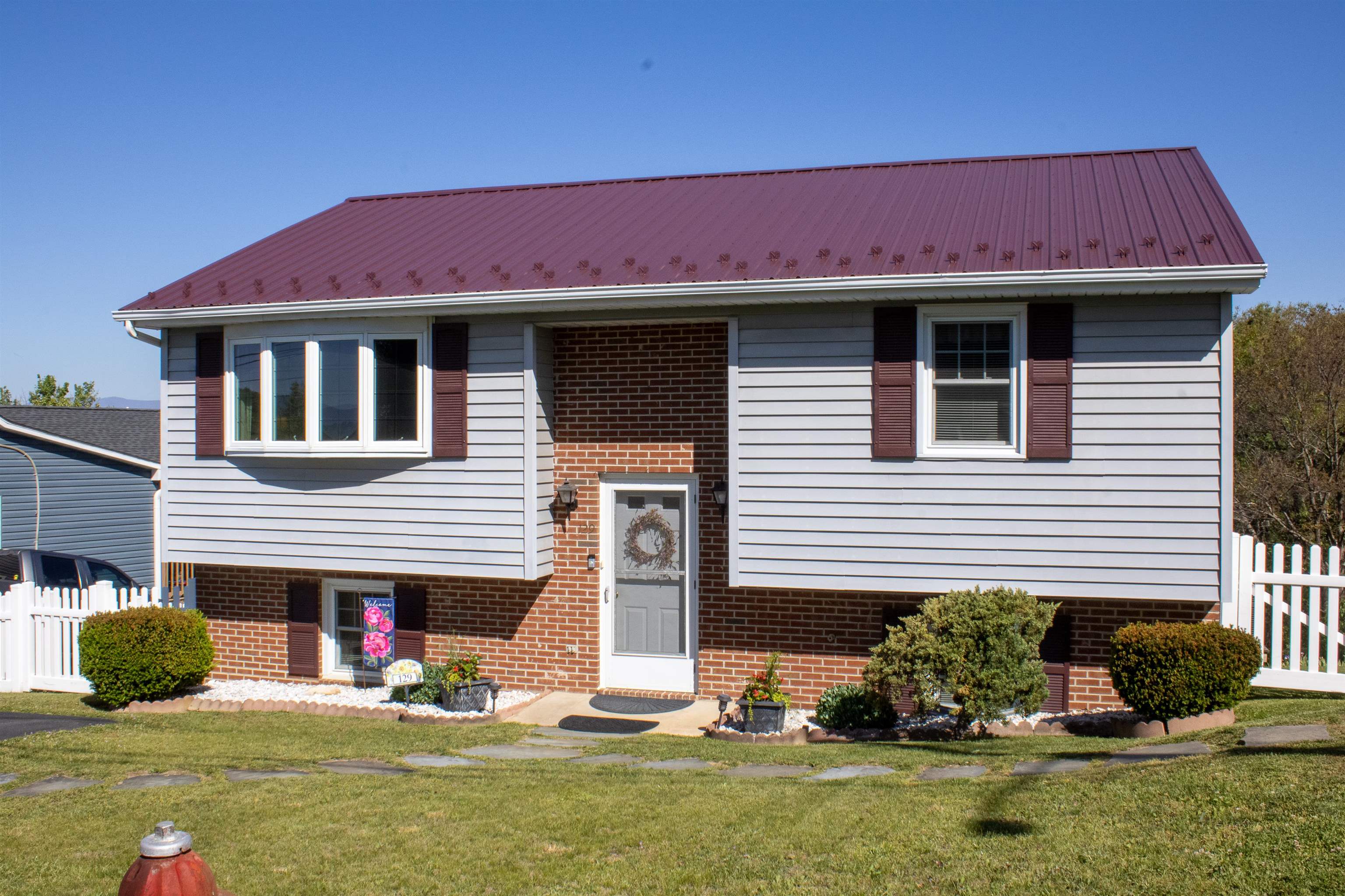 129 GREENVIEW DR, STAUNTON, Virginia 24401, 3 Bedrooms Bedrooms, ,2 BathroomsBathrooms,Residential,129 GREENVIEW DR,676934 MLS # 676934
