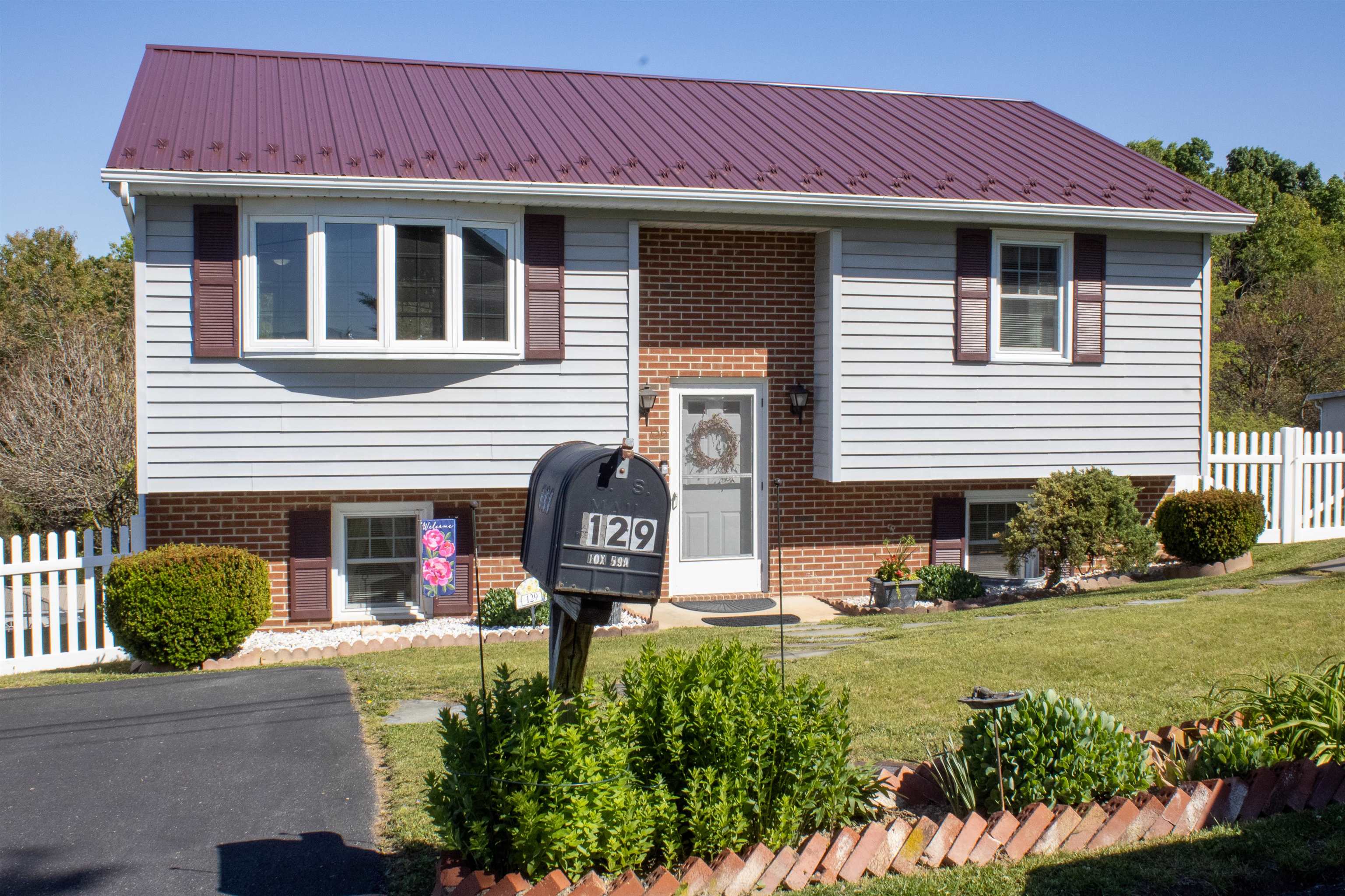 129 GREENVIEW DR, STAUNTON, Virginia 24401, 3 Bedrooms Bedrooms, ,2 BathroomsBathrooms,Residential,129 GREENVIEW DR,676934 MLS # 676934