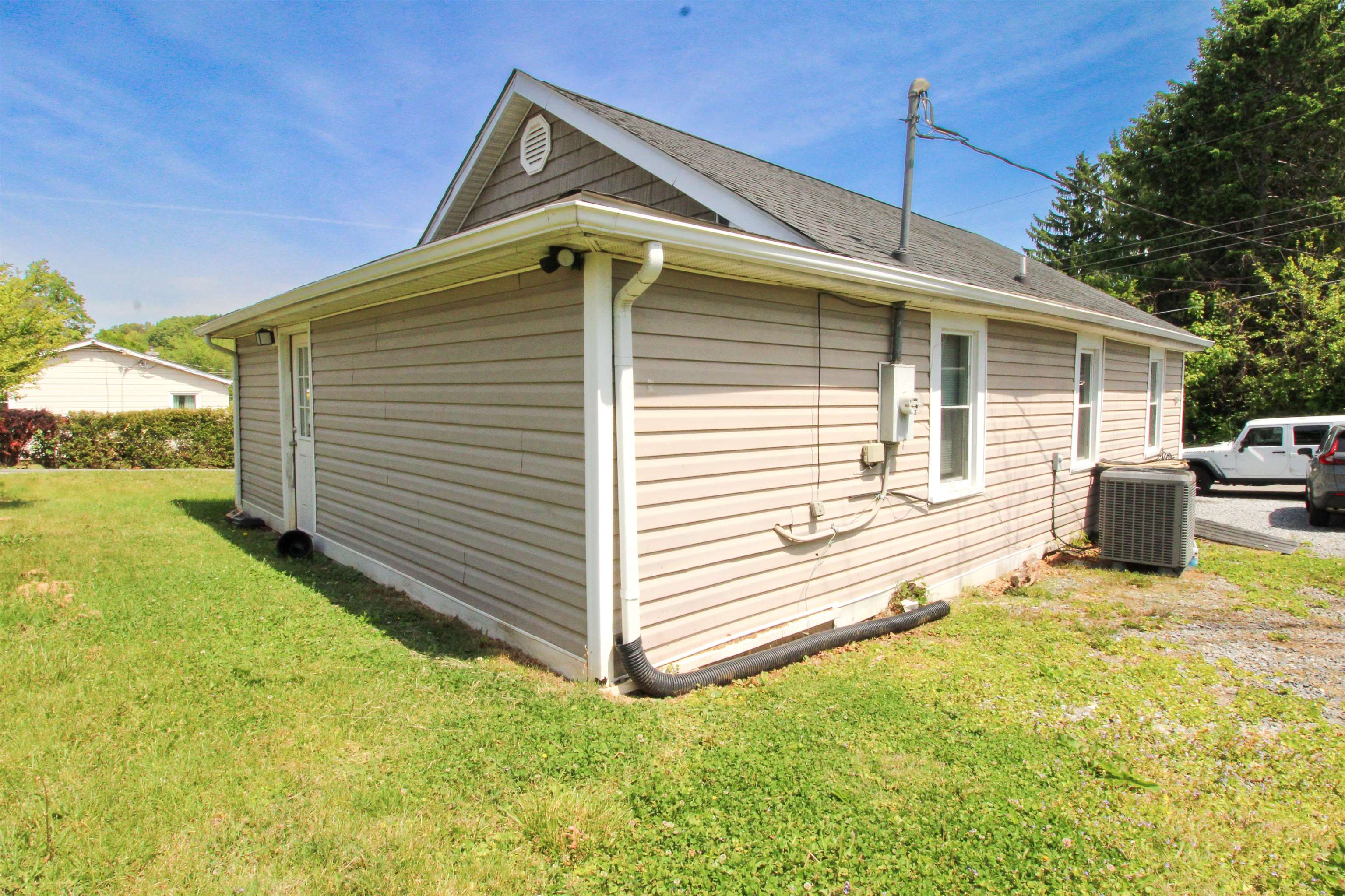 102 EAST AVE, STAUNTON, Virginia 24401, 2 Bedrooms Bedrooms, ,1 BathroomBathrooms,Residential,102 EAST AVE,676940 MLS # 676940