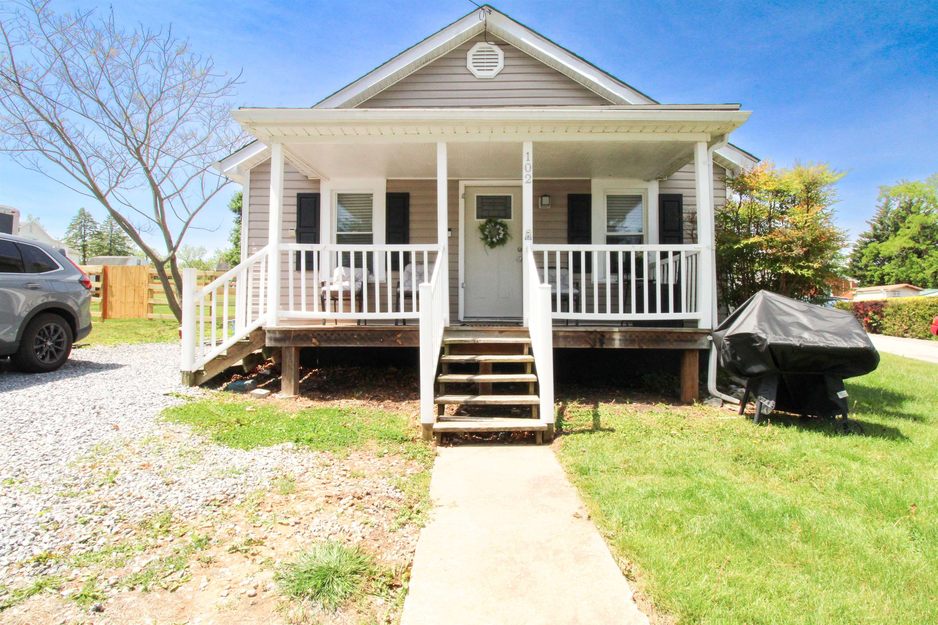102 EAST AVE, STAUNTON, Virginia 24401, 2 Bedrooms Bedrooms, ,1 BathroomBathrooms,Residential,102 EAST AVE,676940 MLS # 676940