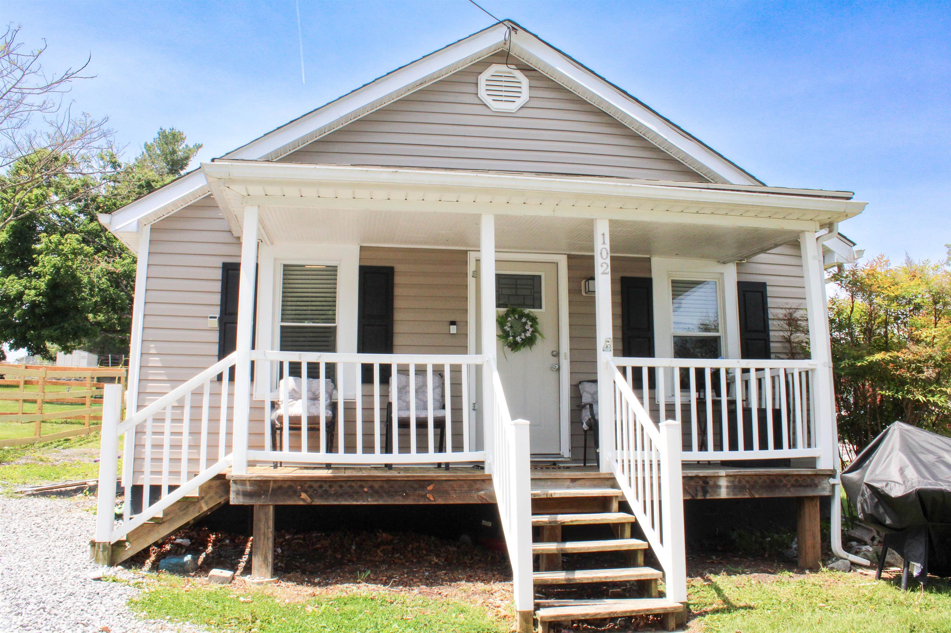 102 EAST AVE, STAUNTON, Virginia 24401, 2 Bedrooms Bedrooms, ,1 BathroomBathrooms,Residential,102 EAST AVE,676940 MLS # 676940