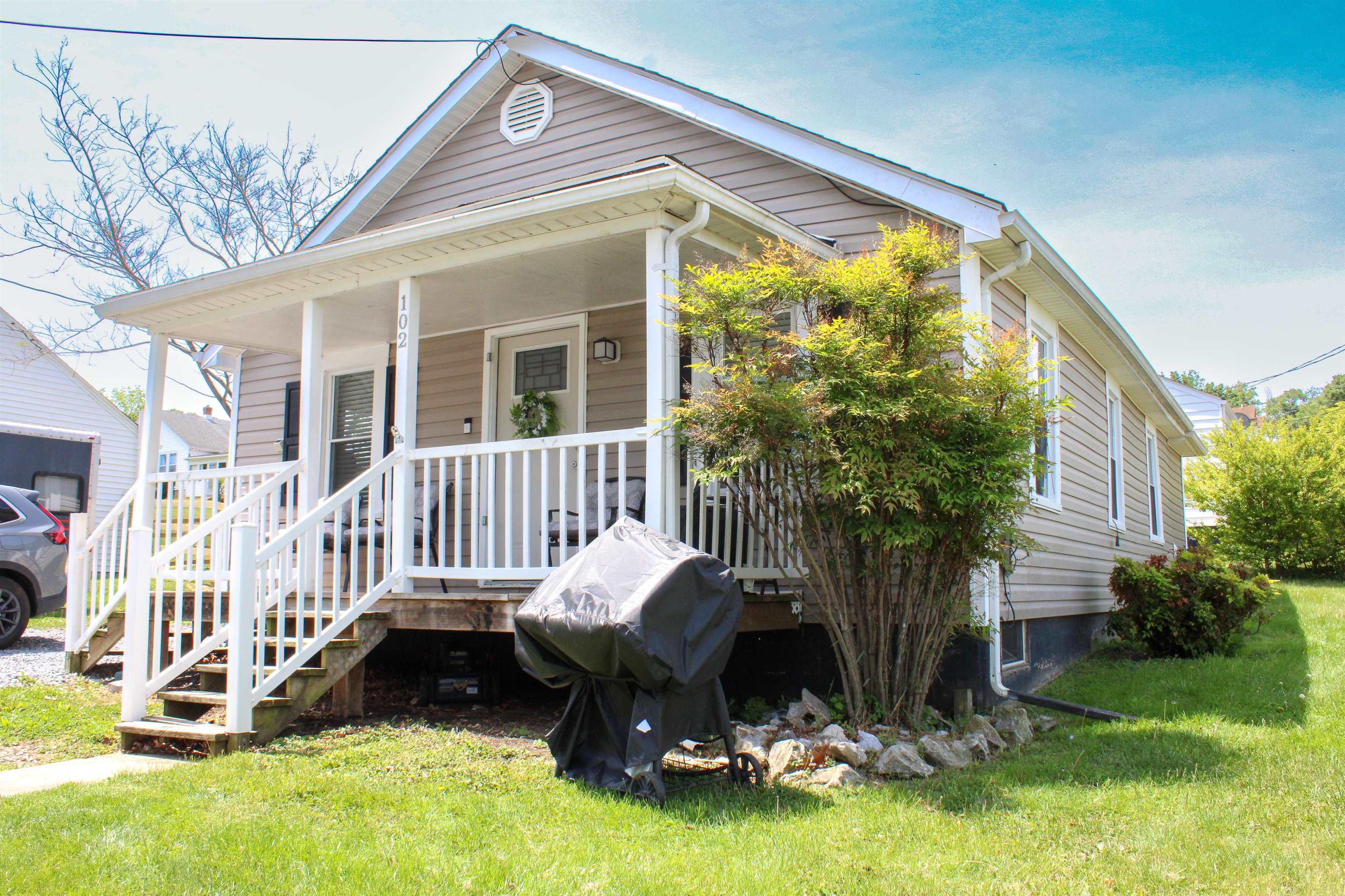 102 EAST AVE, STAUNTON, Virginia 24401, 2 Bedrooms Bedrooms, ,1 BathroomBathrooms,Residential,102 EAST AVE,676940 MLS # 676940