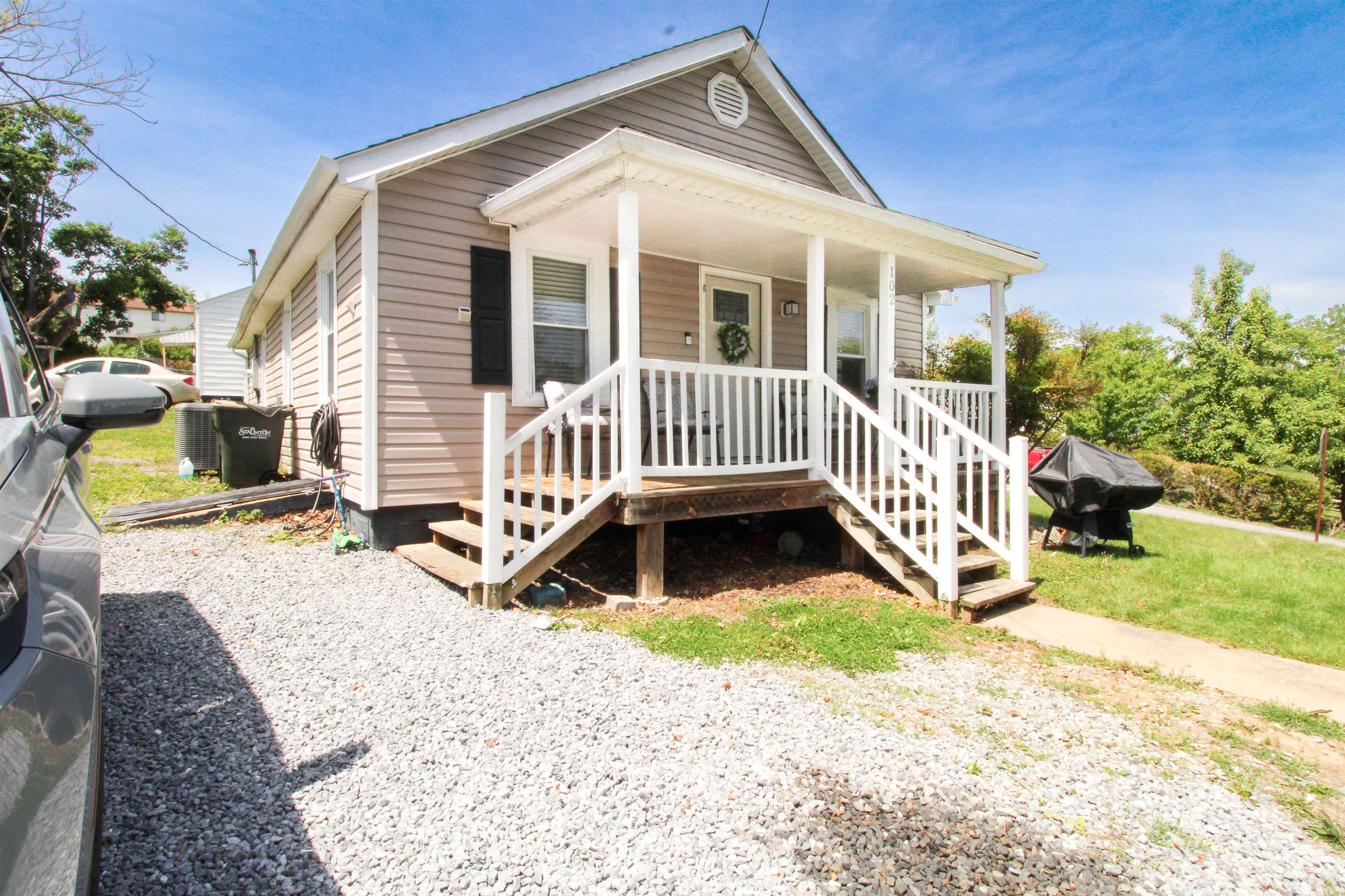 102 EAST AVE, STAUNTON, Virginia 24401, 2 Bedrooms Bedrooms, ,1 BathroomBathrooms,Residential,102 EAST AVE,676940 MLS # 676940