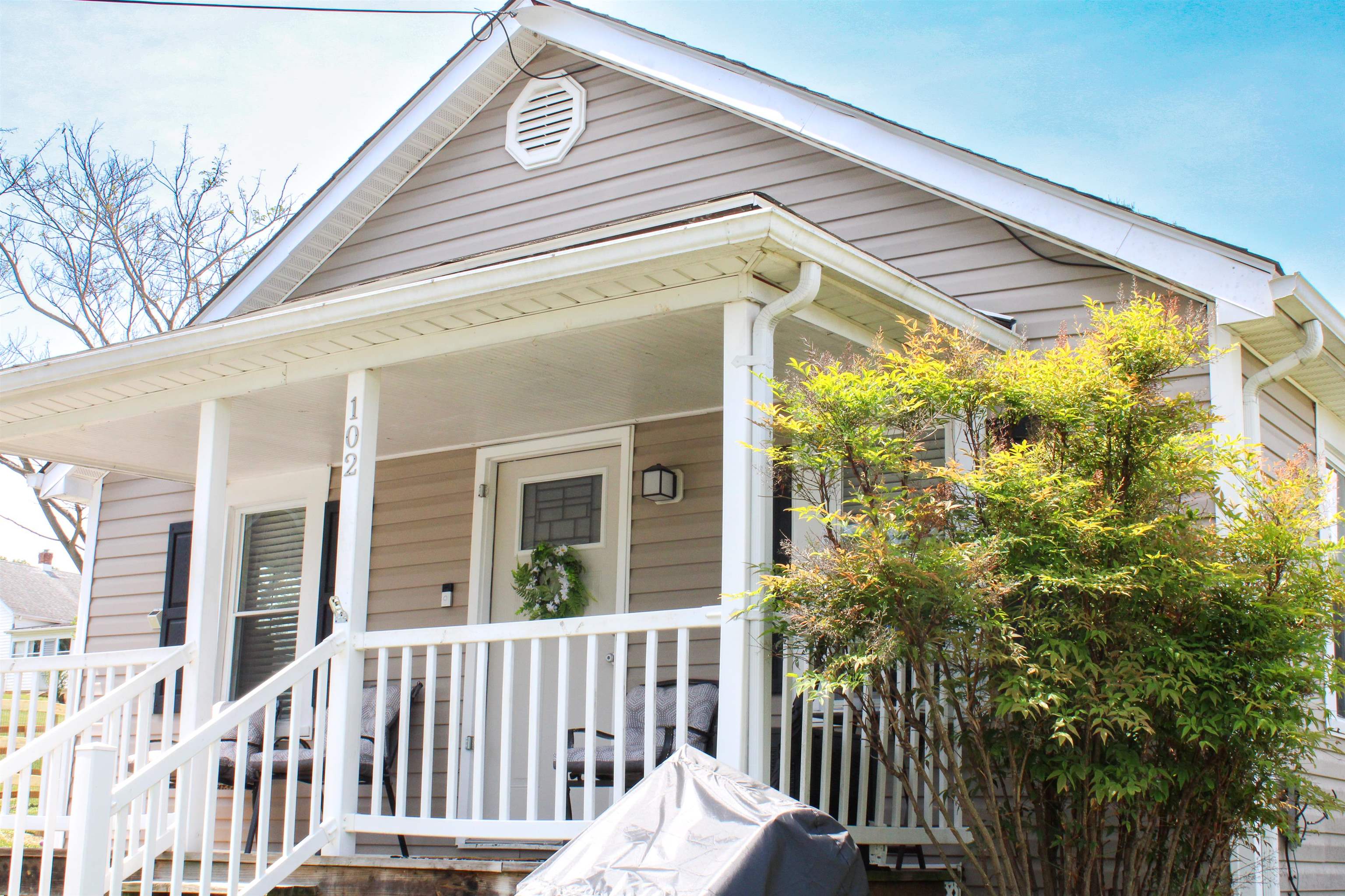 102 EAST AVE, STAUNTON, Virginia 24401, 2 Bedrooms Bedrooms, ,1 BathroomBathrooms,Residential,102 EAST AVE,676940 MLS # 676940