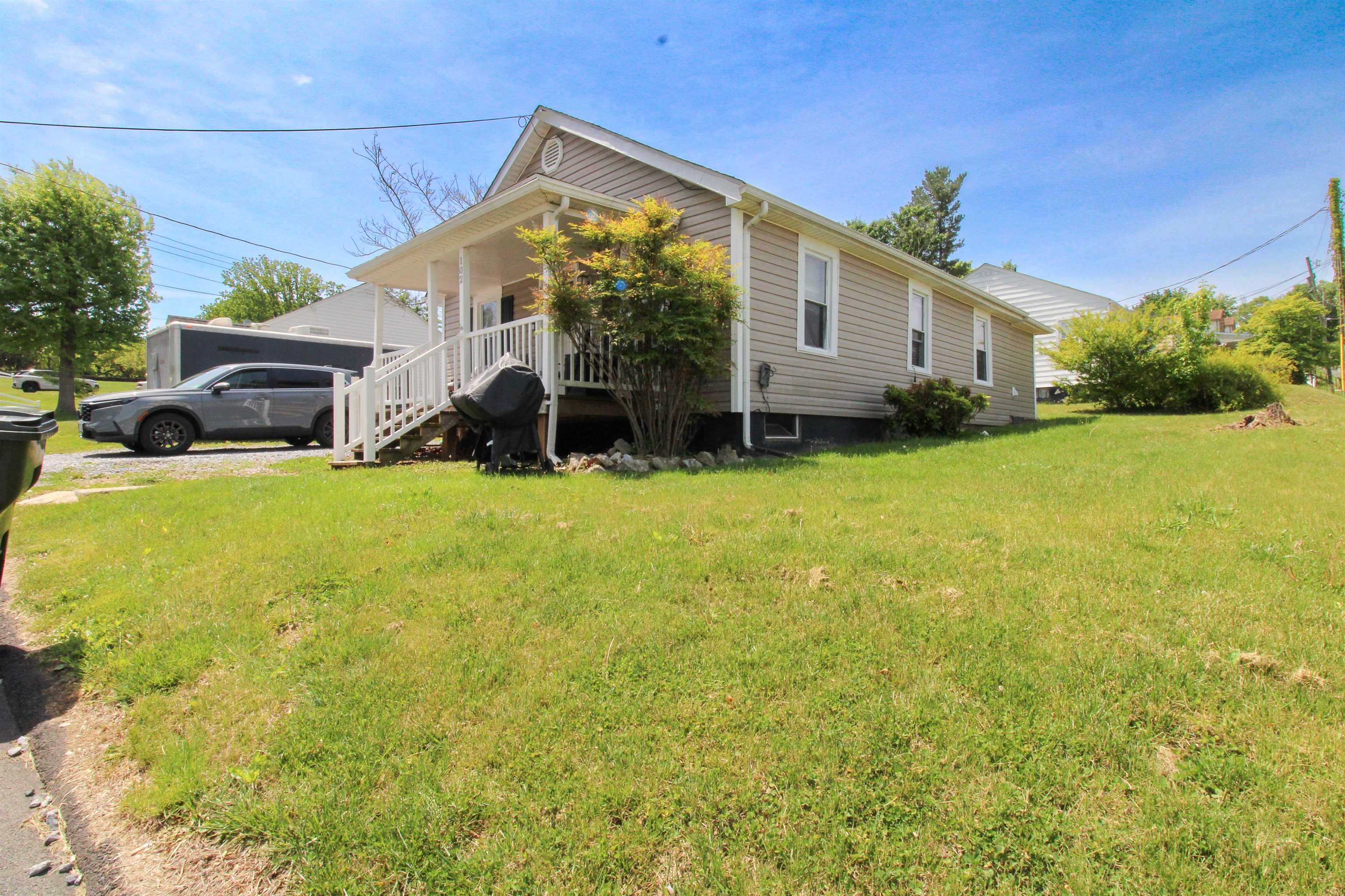 102 EAST AVE, STAUNTON, Virginia 24401, 2 Bedrooms Bedrooms, ,1 BathroomBathrooms,Residential,102 EAST AVE,676940 MLS # 676940