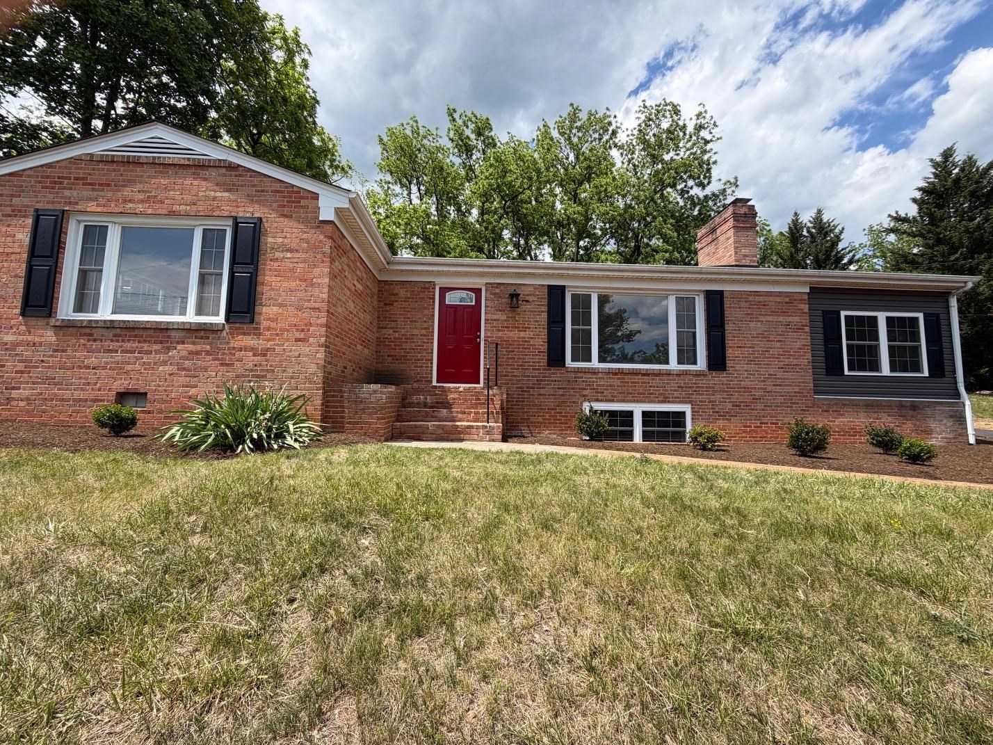 212 SKYLAND DR, STAUNTON, Virginia 24401, 3 Bedrooms Bedrooms, ,2 BathroomsBathrooms,Residential,212 SKYLAND DR,676969 MLS # 676969