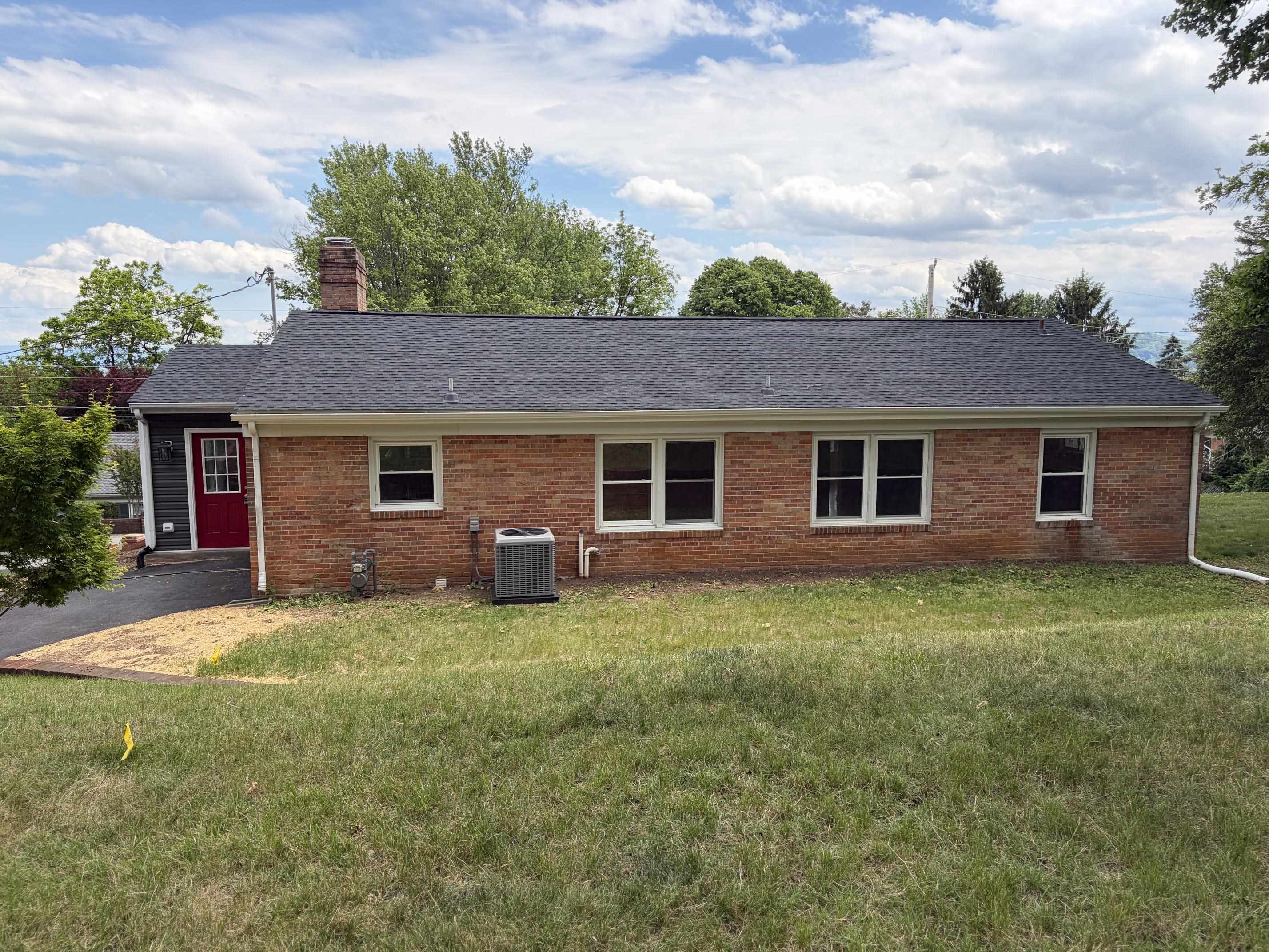 212 SKYLAND DR, STAUNTON, Virginia 24401, 3 Bedrooms Bedrooms, ,2 BathroomsBathrooms,Residential,212 SKYLAND DR,676969 MLS # 676969
