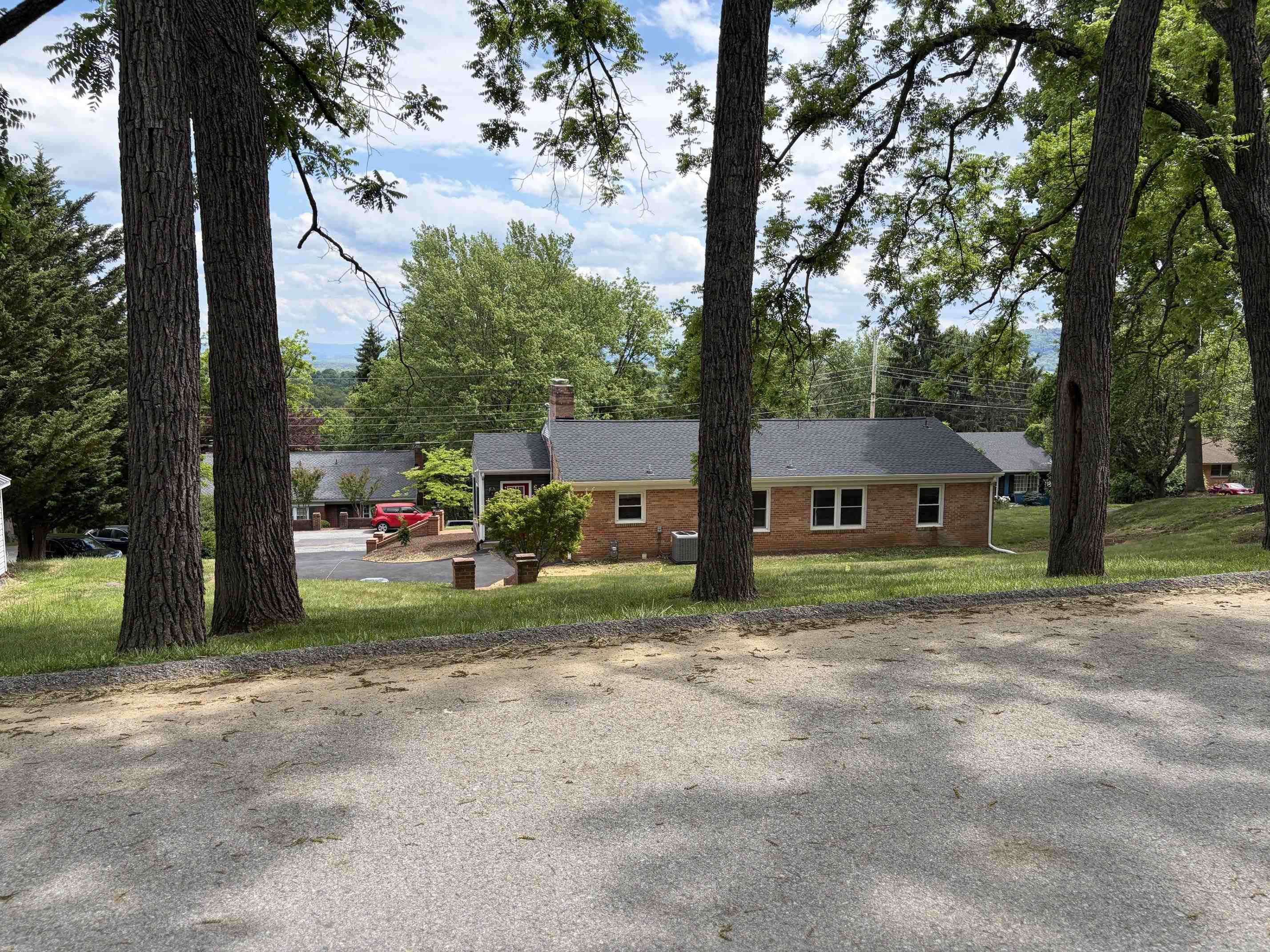 212 SKYLAND DR, STAUNTON, Virginia 24401, 3 Bedrooms Bedrooms, ,2 BathroomsBathrooms,Residential,212 SKYLAND DR,676969 MLS # 676969