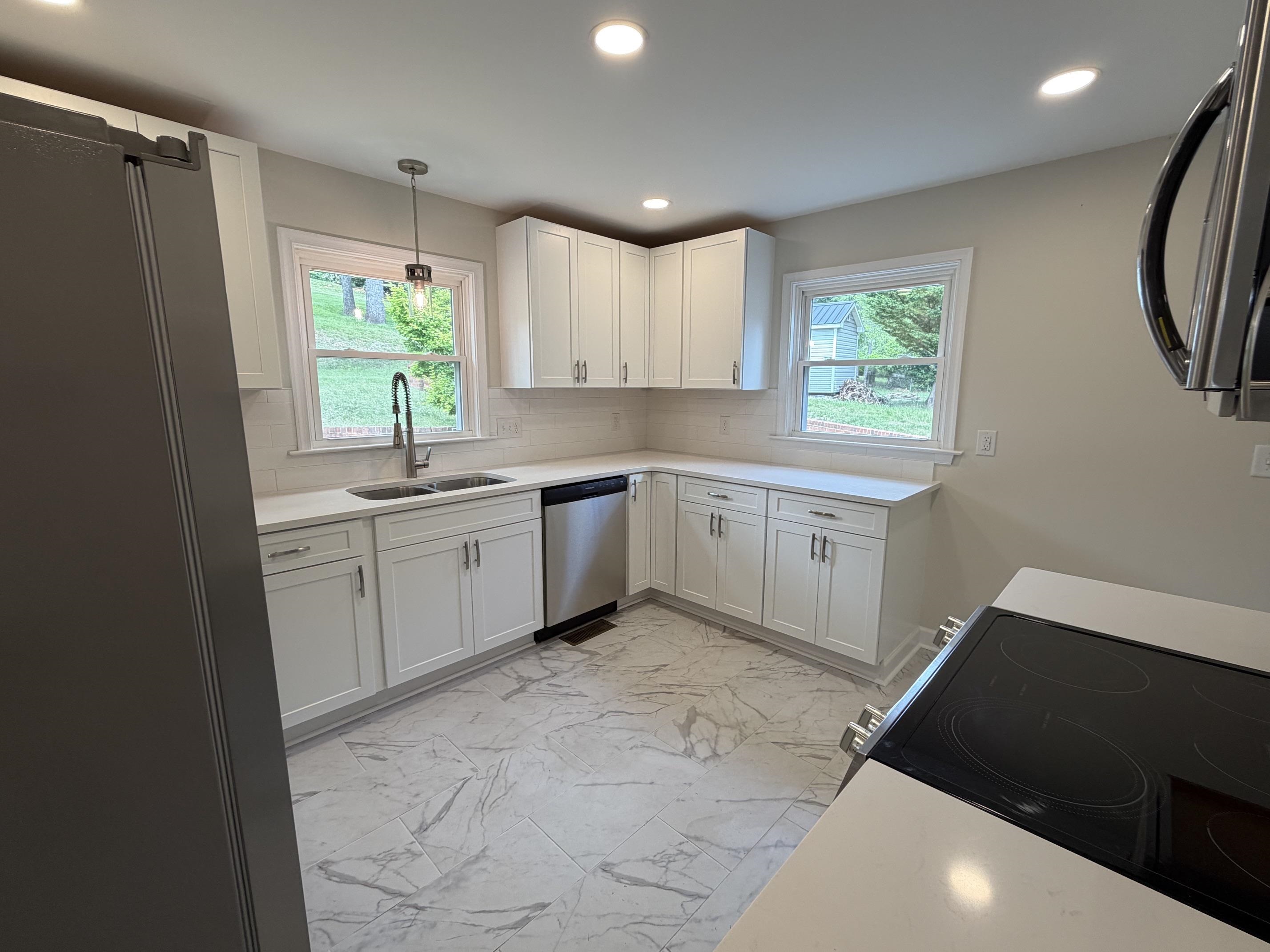 212 SKYLAND DR, STAUNTON, Virginia 24401, 3 Bedrooms Bedrooms, ,2 BathroomsBathrooms,Residential,212 SKYLAND DR,676969 MLS # 676969