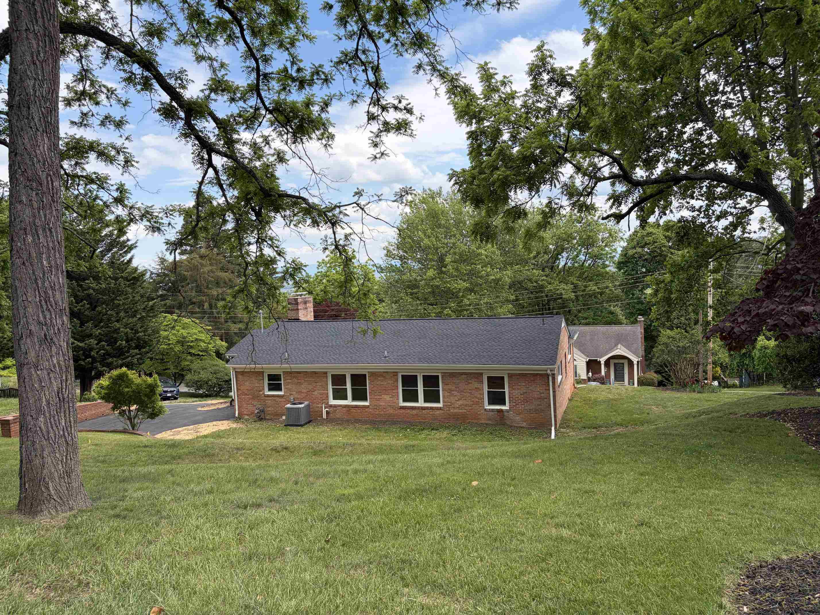 212 SKYLAND DR, STAUNTON, Virginia 24401, 3 Bedrooms Bedrooms, ,2 BathroomsBathrooms,Residential,212 SKYLAND DR,676969 MLS # 676969