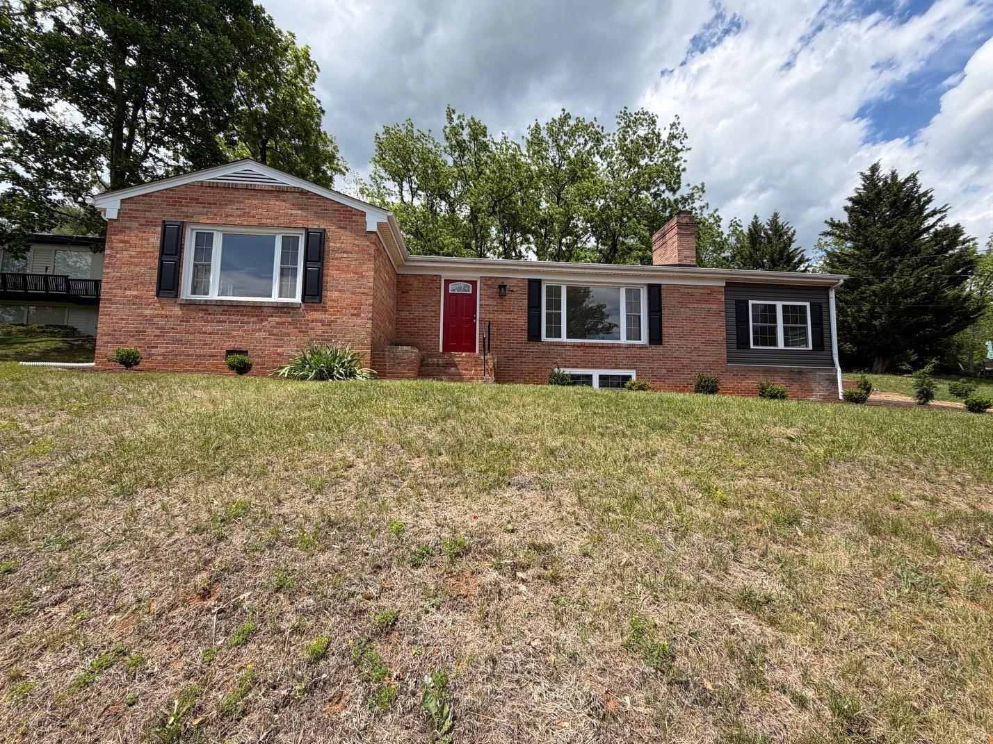 212 SKYLAND DR, STAUNTON, Virginia 24401, 3 Bedrooms Bedrooms, ,2 BathroomsBathrooms,Residential,212 SKYLAND DR,676969 MLS # 676969