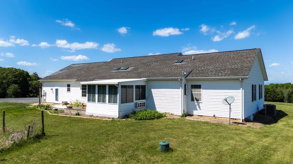 112 GUERNSEY LN, STAUNTON, Virginia 24401, 3 Bedrooms Bedrooms, ,2 BathroomsBathrooms,Residential,112 GUERNSEY LN,676983 MLS # 676983