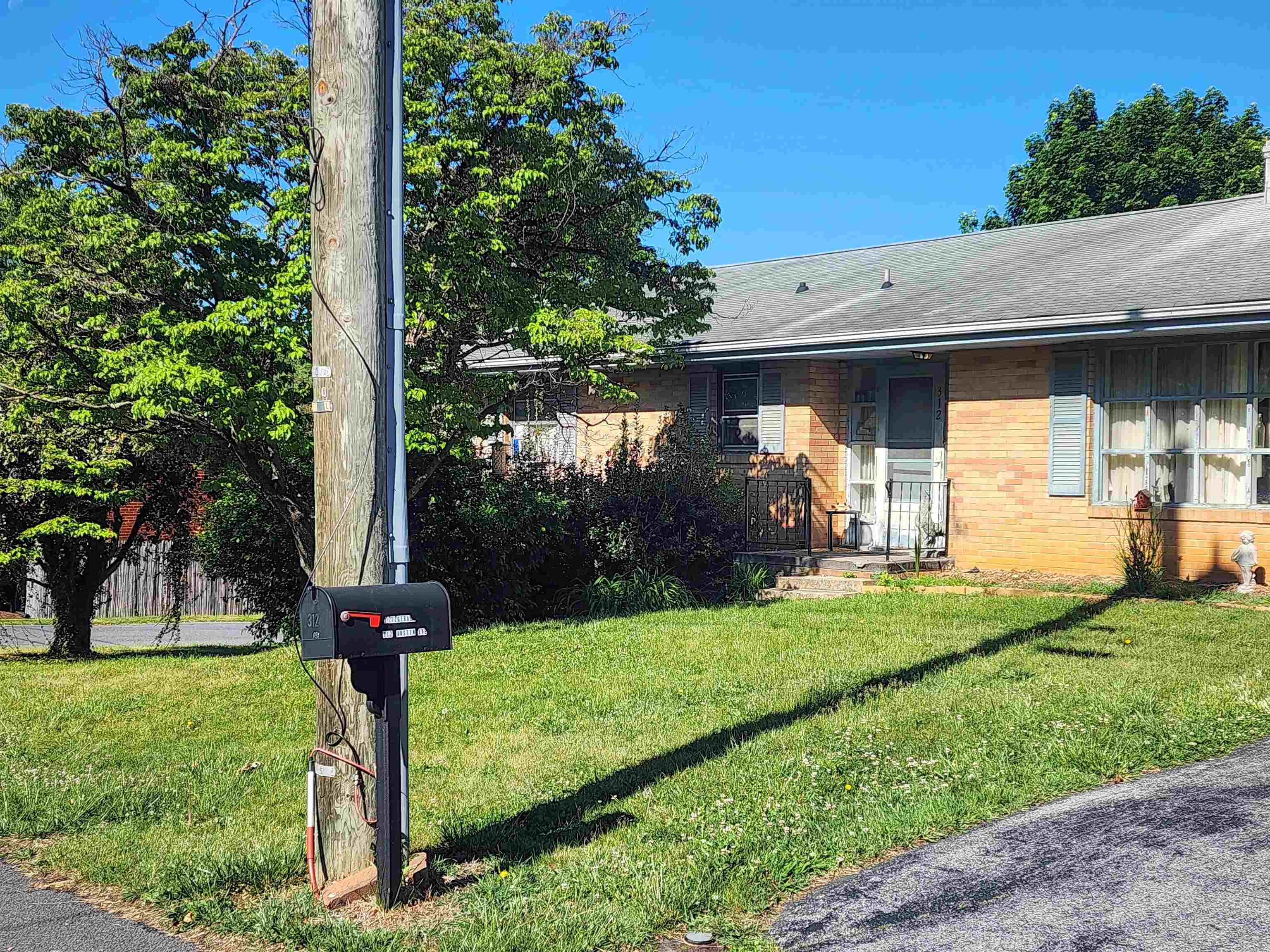 312 AUSTIN AVE, STAUNTON, Virginia 24401, 4 Bedrooms Bedrooms, ,2 BathroomsBathrooms,Residential,312 AUSTIN AVE,676984 MLS # 676984