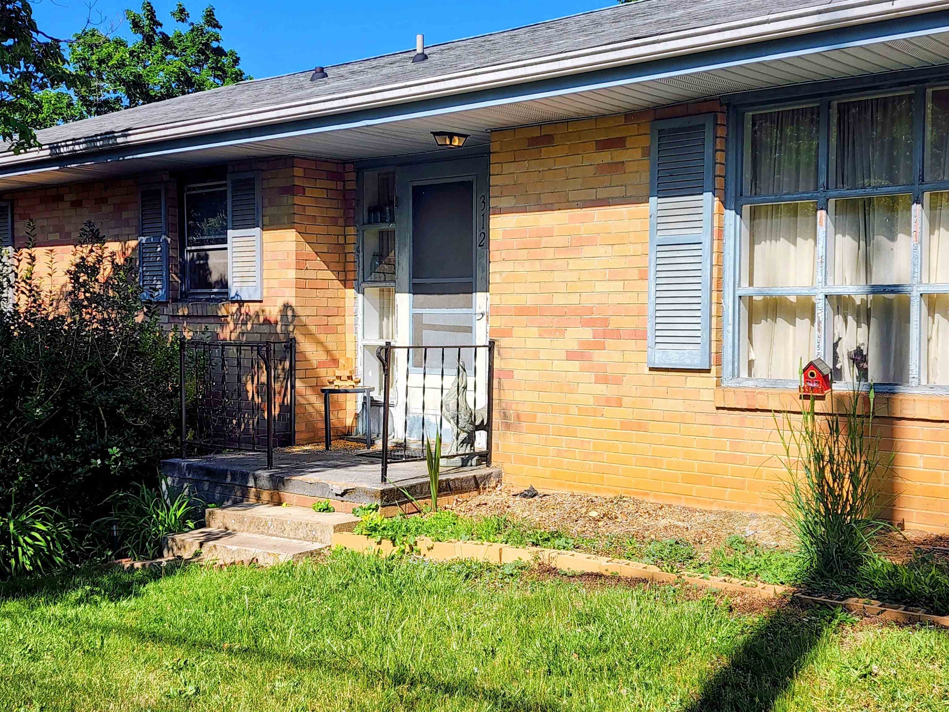 312 AUSTIN AVE, STAUNTON, Virginia 24401, 4 Bedrooms Bedrooms, ,2 BathroomsBathrooms,Residential,312 AUSTIN AVE,676984 MLS # 676984