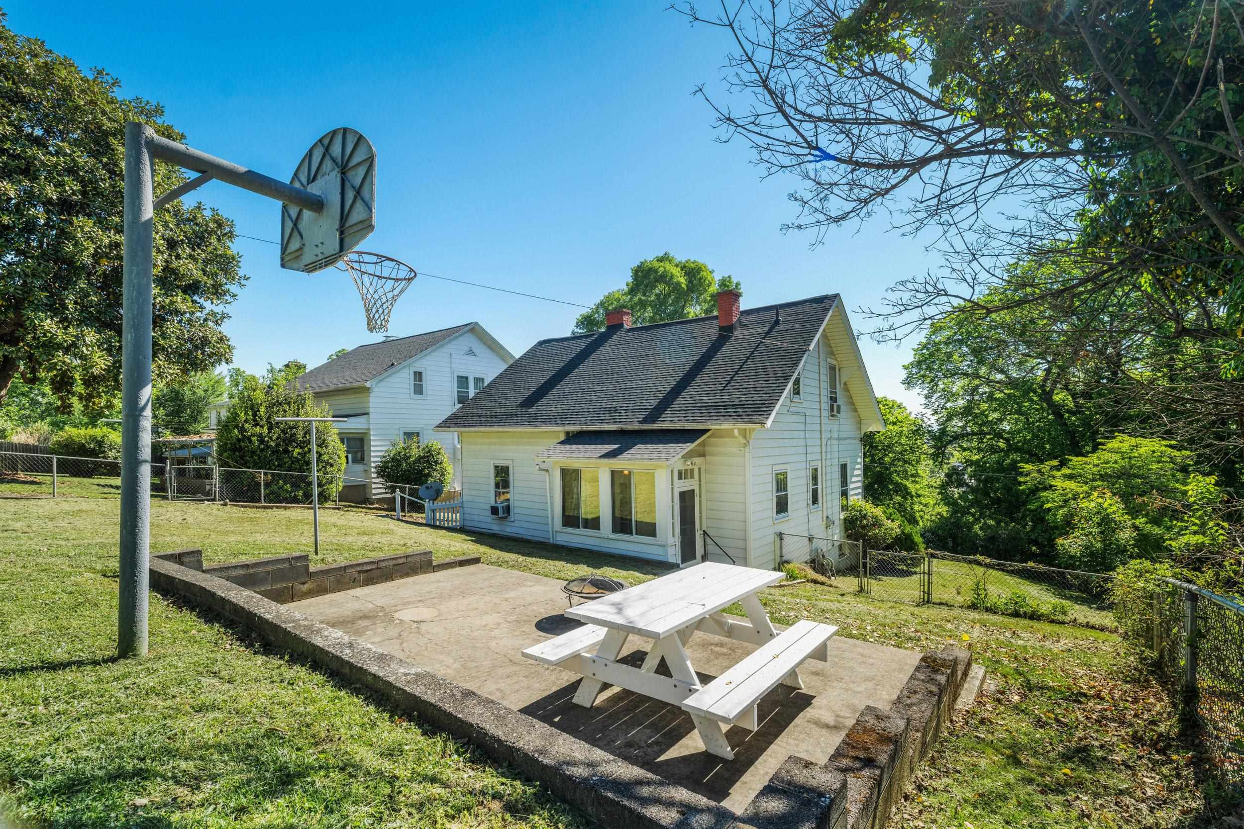 320 INSTITUTE ST, STAUNTON, Virginia 24401, 4 Bedrooms Bedrooms, ,1 BathroomBathrooms,Residential,320 INSTITUTE ST,676988 MLS # 676988