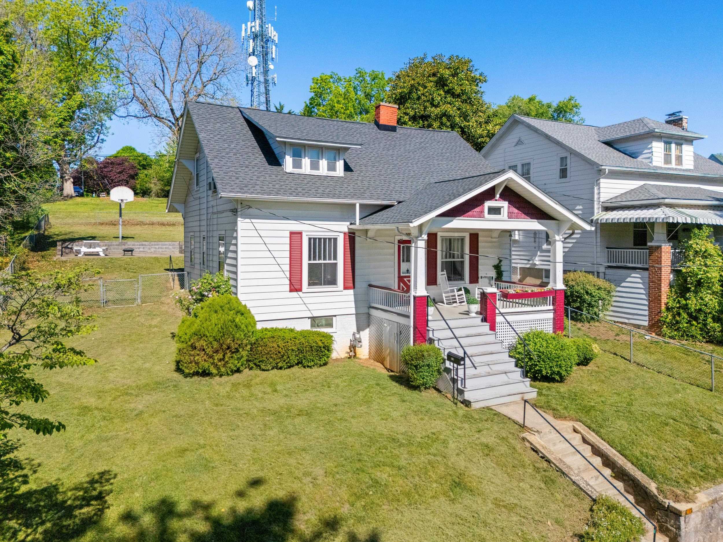 320 INSTITUTE ST, STAUNTON, Virginia 24401, 4 Bedrooms Bedrooms, ,1 BathroomBathrooms,Residential,320 INSTITUTE ST,676988 MLS # 676988