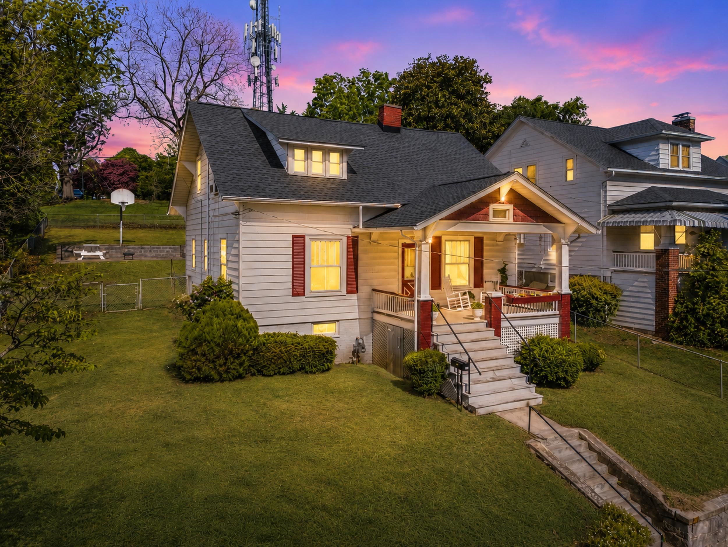 320 INSTITUTE ST, STAUNTON, Virginia 24401, 4 Bedrooms Bedrooms, ,1 BathroomBathrooms,Residential,320 INSTITUTE ST,676988 MLS # 676988