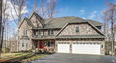 LAKE ANNA WATERFRONT HOME ON 2+ ACRES ON THE PRIVATE SIDE