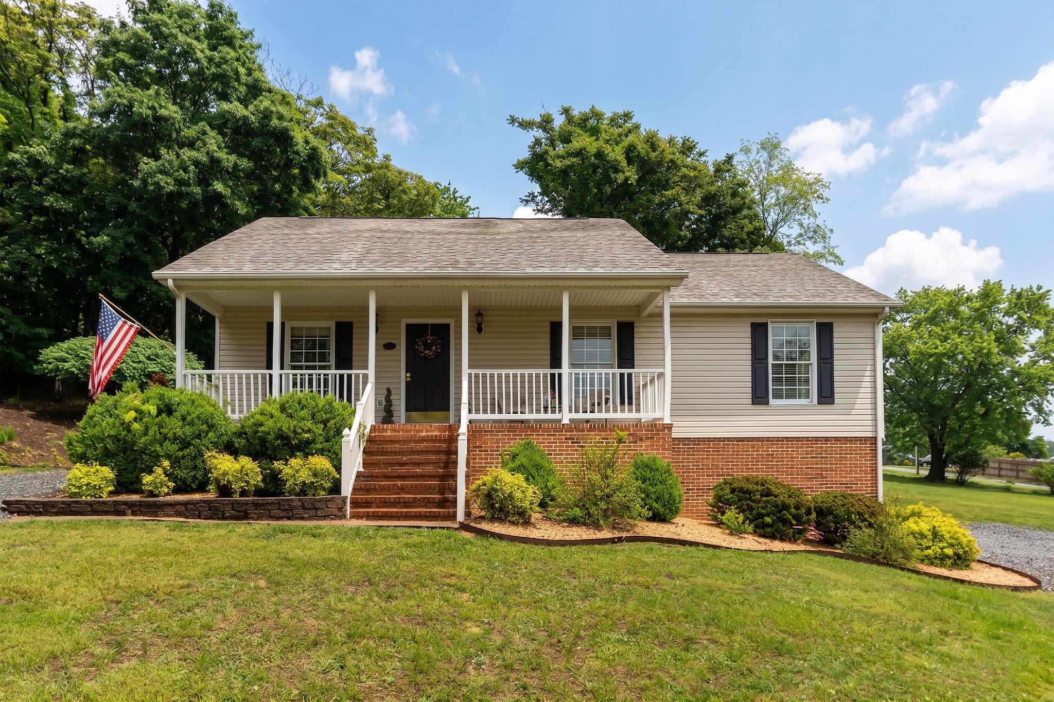 334 SHARON LN, STAUNTON, Virginia 24401, 3 Bedrooms Bedrooms, ,2 BathroomsBathrooms,Residential,334 SHARON LN,677039 MLS # 677039