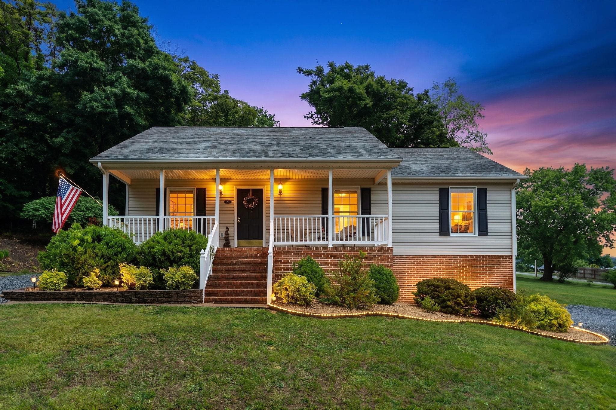 334 SHARON LN, STAUNTON, Virginia 24401, 3 Bedrooms Bedrooms, ,2 BathroomsBathrooms,Residential,334 SHARON LN,677039 MLS # 677039