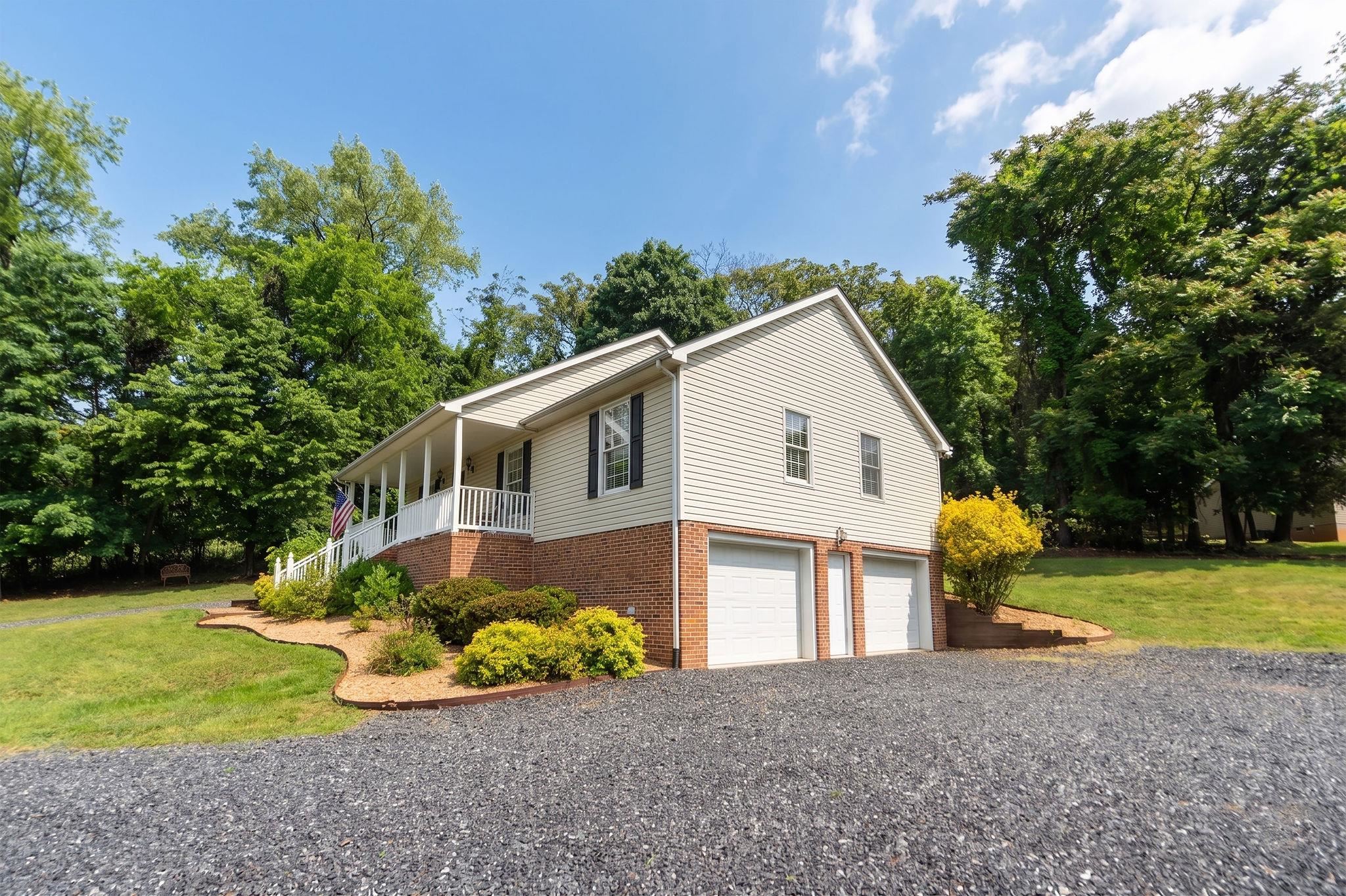 334 SHARON LN, STAUNTON, Virginia 24401, 3 Bedrooms Bedrooms, ,2 BathroomsBathrooms,Residential,334 SHARON LN,677039 MLS # 677039