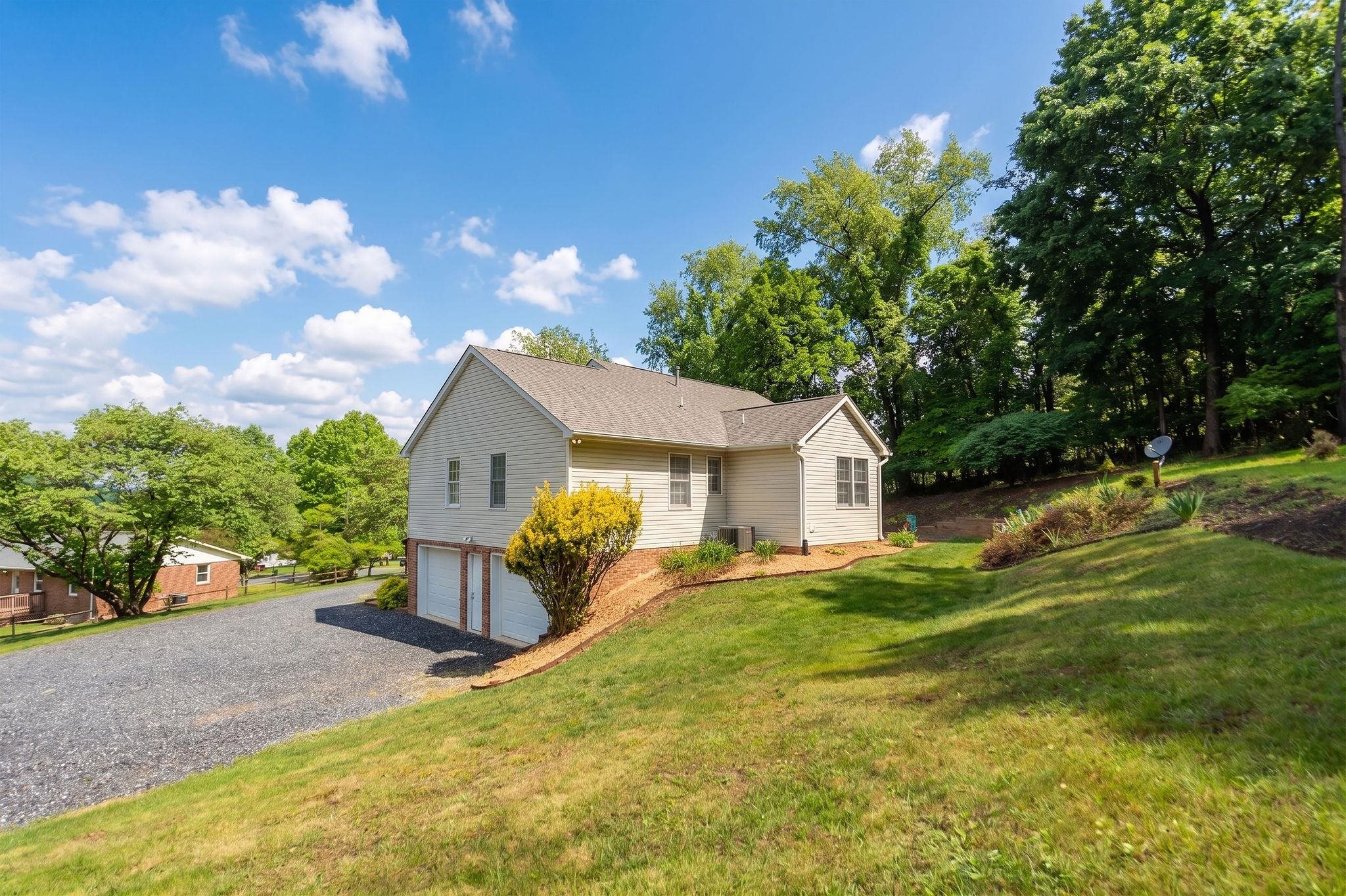 334 SHARON LN, STAUNTON, Virginia 24401, 3 Bedrooms Bedrooms, ,2 BathroomsBathrooms,Residential,334 SHARON LN,677039 MLS # 677039