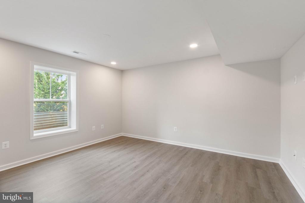 10602 SPRINGVALE LN, SPOTSYLVANIA, Virginia 22551, 5 Bedrooms Bedrooms, ,4 BathroomsBathrooms,Residential,10602 SPRINGVALE LN,VASP2041830 MLS # VASP2041830