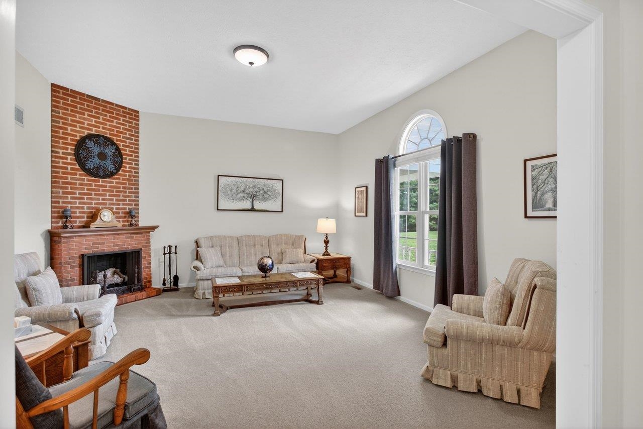 Features; gas fireplace, high ceiling, and carpet