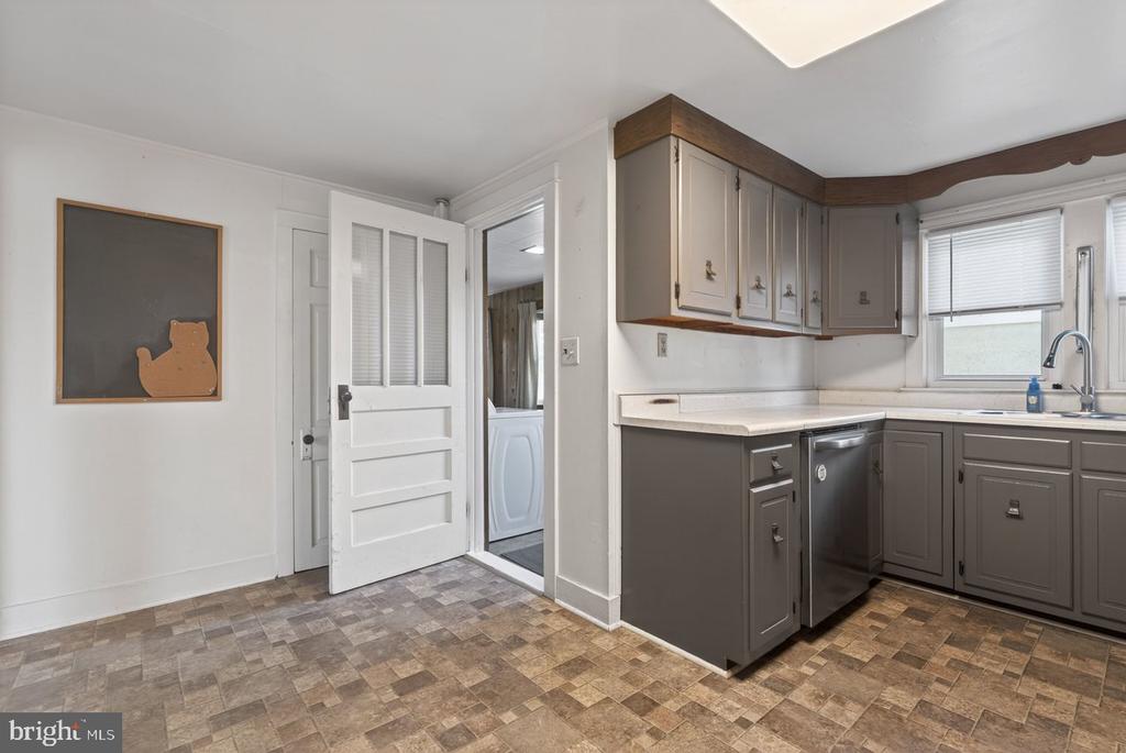 302 WOODLAND AVE, LURAY, Virginia 22835, 2 Bedrooms Bedrooms, ,1 BathroomBathrooms,Residential,302 WOODLAND AVE,VAPA2006394 MLS # VAPA2006394