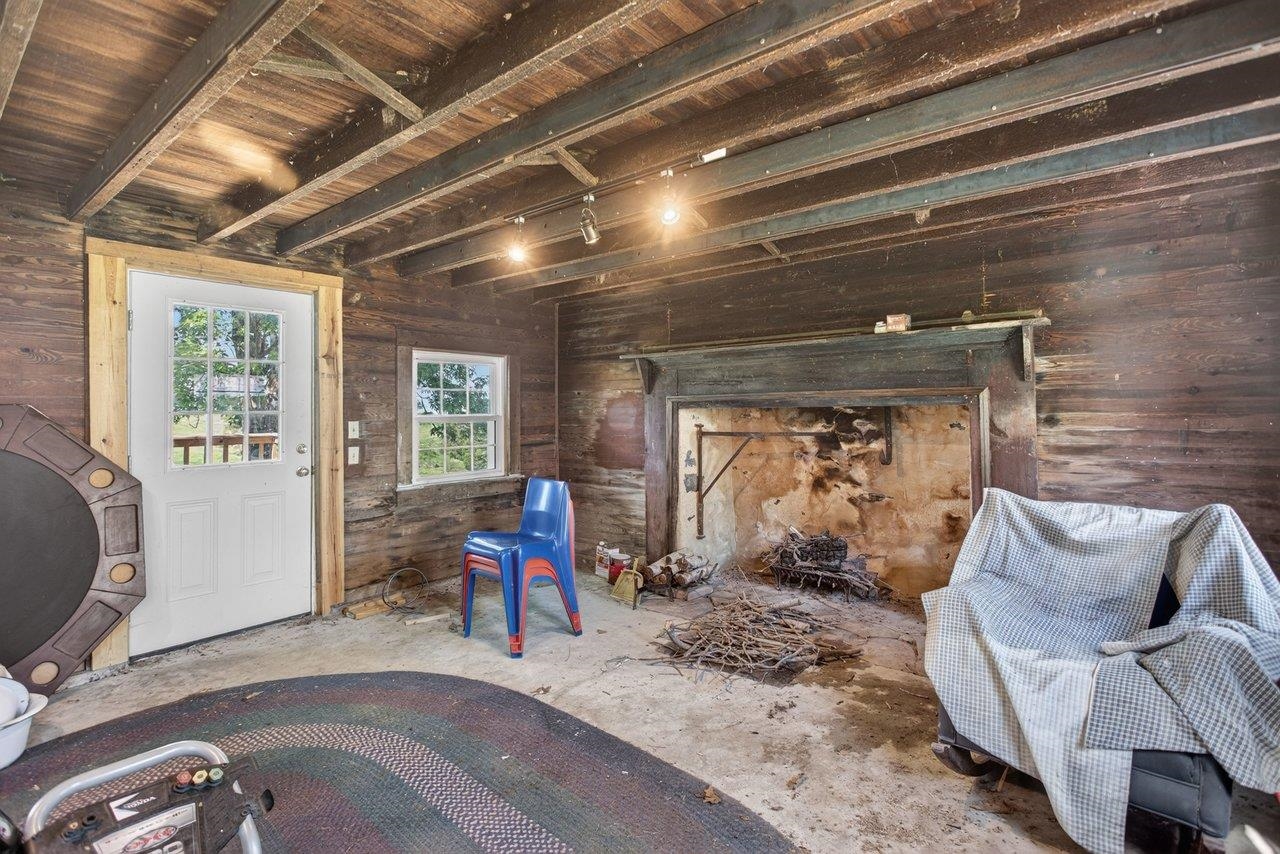 This guest house cottage was used for family gatherings in the past. Needs some TLC but lots of potential here.