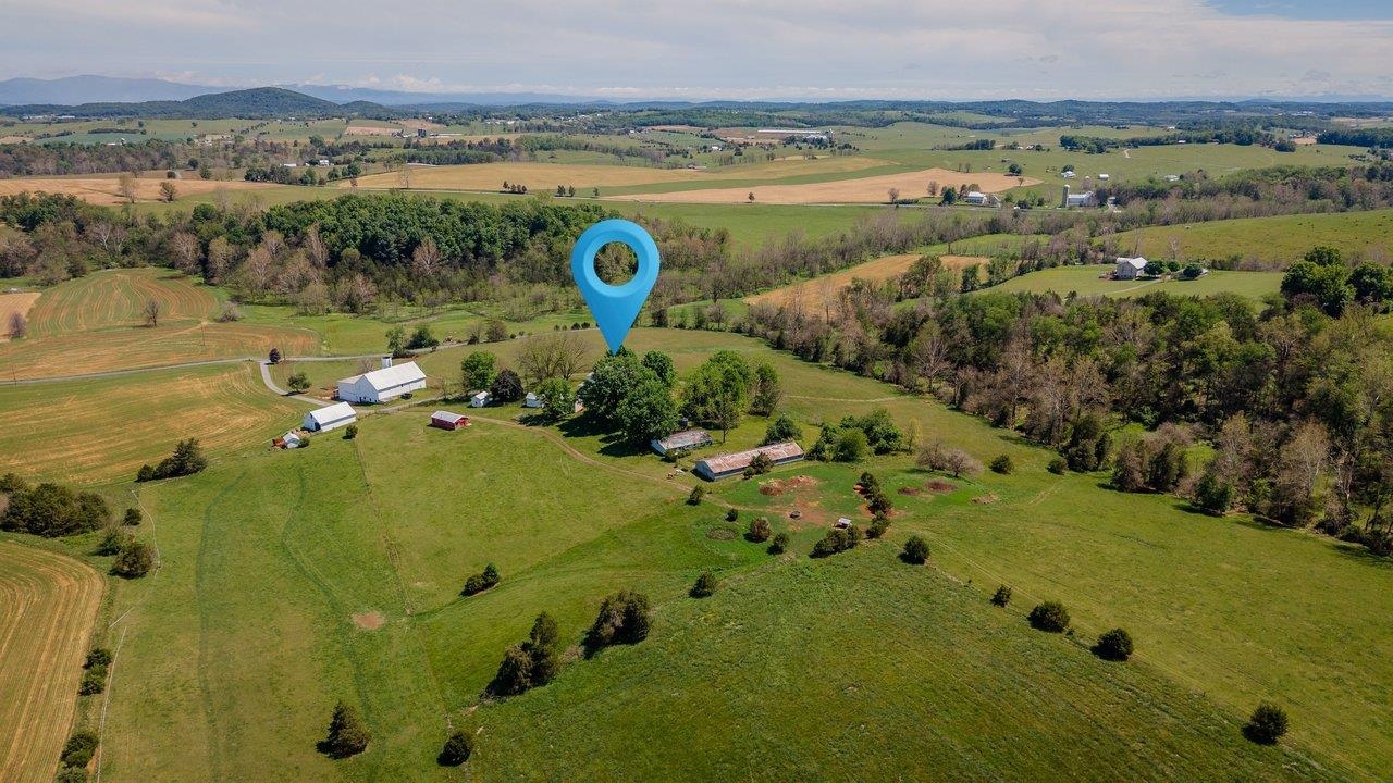 This gives the complete overview. Blue indicator shows where the main house sits.