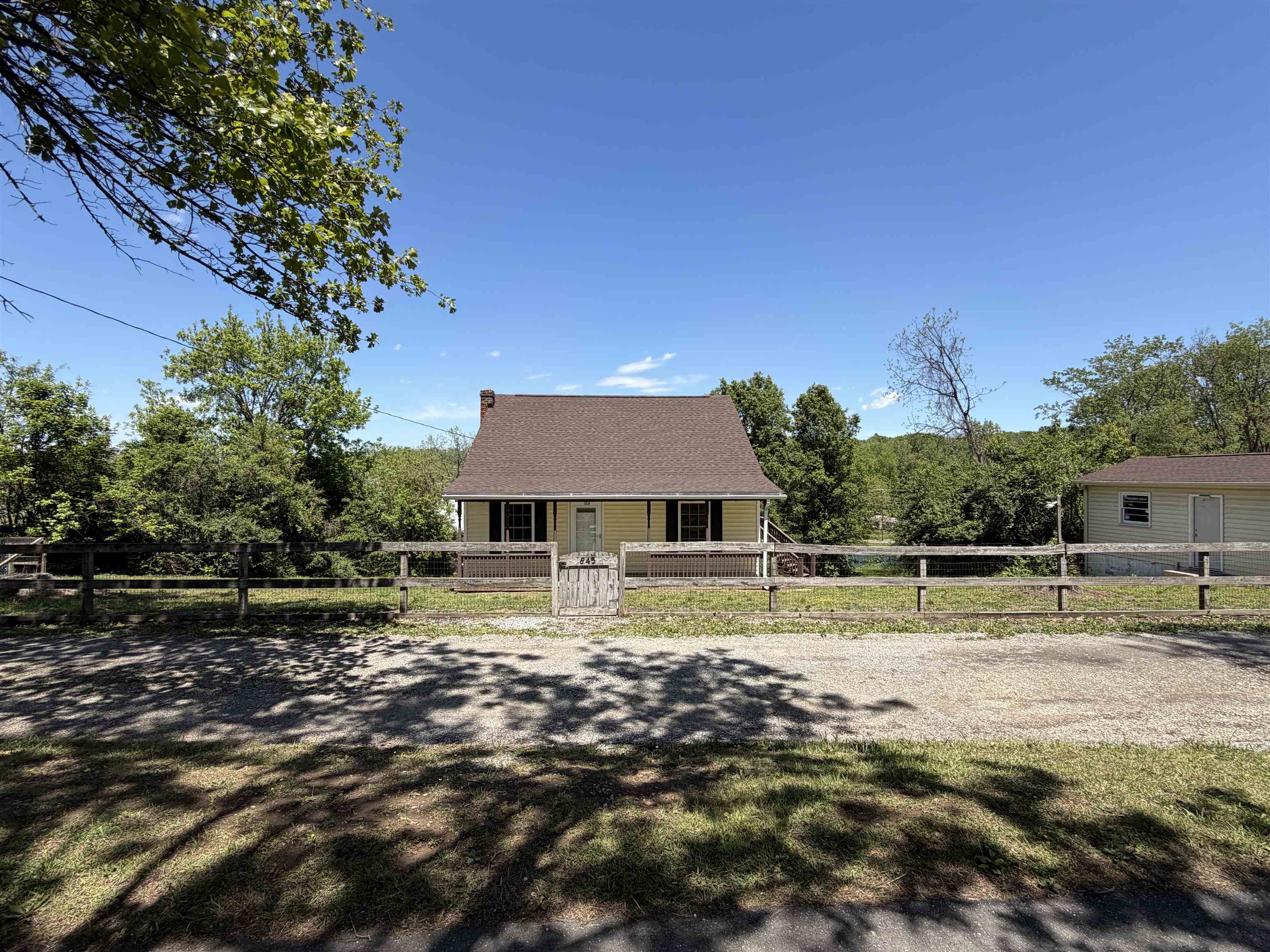 845 3RD ST, WAYNESBORO, Virginia 22980, 4 Bedrooms Bedrooms, ,1 BathroomBathrooms,Residential,845 3RD ST,677115 MLS # 677115