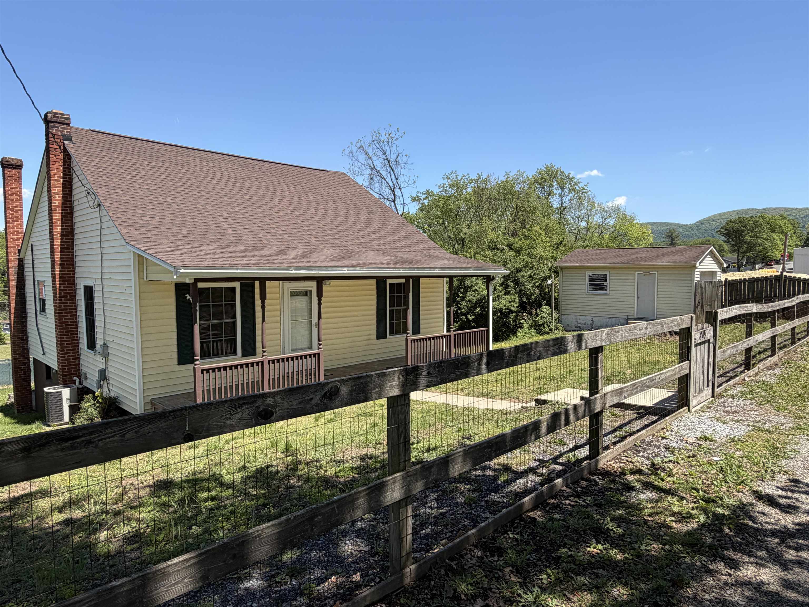 845 3RD ST, WAYNESBORO, Virginia 22980, 4 Bedrooms Bedrooms, ,1 BathroomBathrooms,Residential,845 3RD ST,677115 MLS # 677115