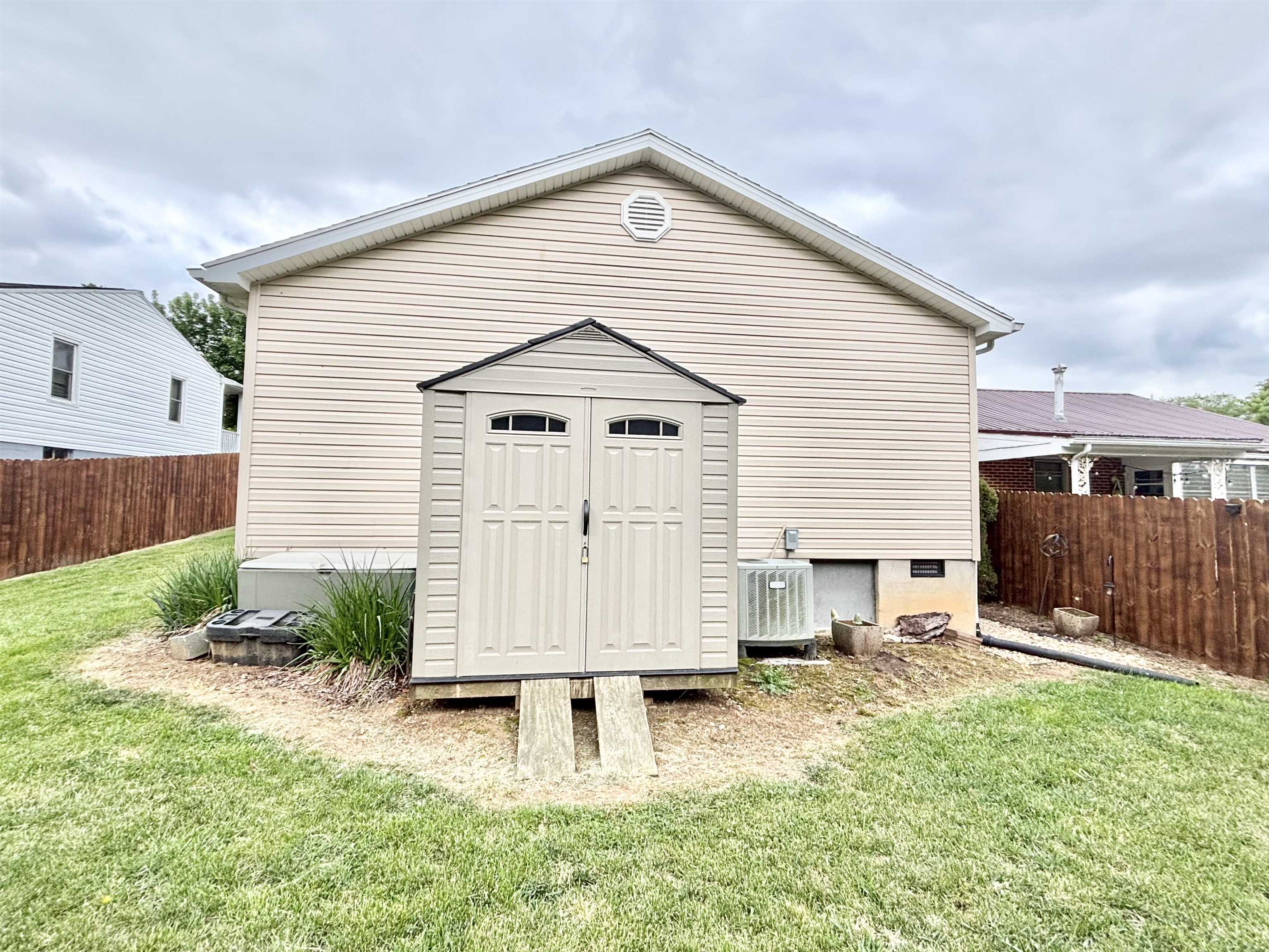 341A CAMPBELL ST, STAUNTON, Virginia 24401, 3 Bedrooms Bedrooms, ,2 BathroomsBathrooms,Residential,Long,341A CAMPBELL ST,677123 MLS # 677123