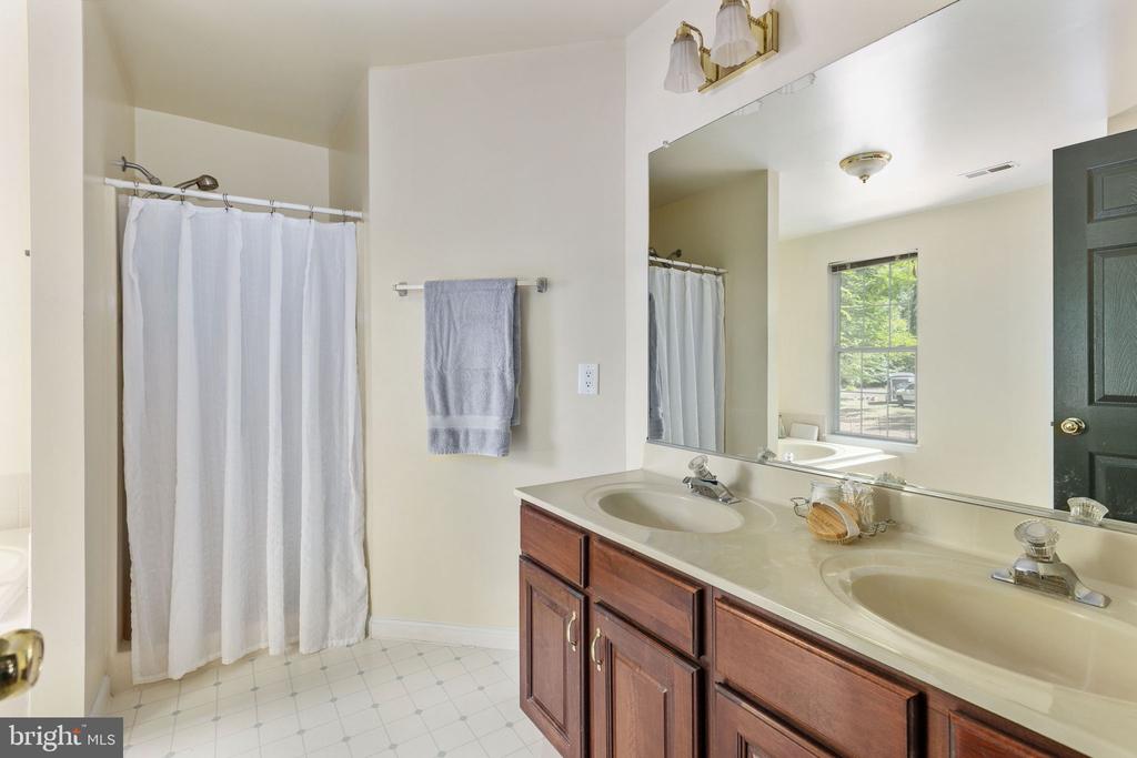 7901 COMMODORE CT, SPOTSYLVANIA, Virginia 22551, 5 Bedrooms Bedrooms, ,3 BathroomsBathrooms,Residential,7901 COMMODORE CT,VASP2041884 MLS # VASP2041884