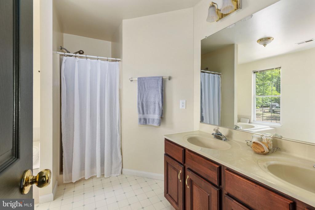 7901 COMMODORE CT, SPOTSYLVANIA, Virginia 22551, 5 Bedrooms Bedrooms, ,3 BathroomsBathrooms,Residential,7901 COMMODORE CT,VASP2041884 MLS # VASP2041884