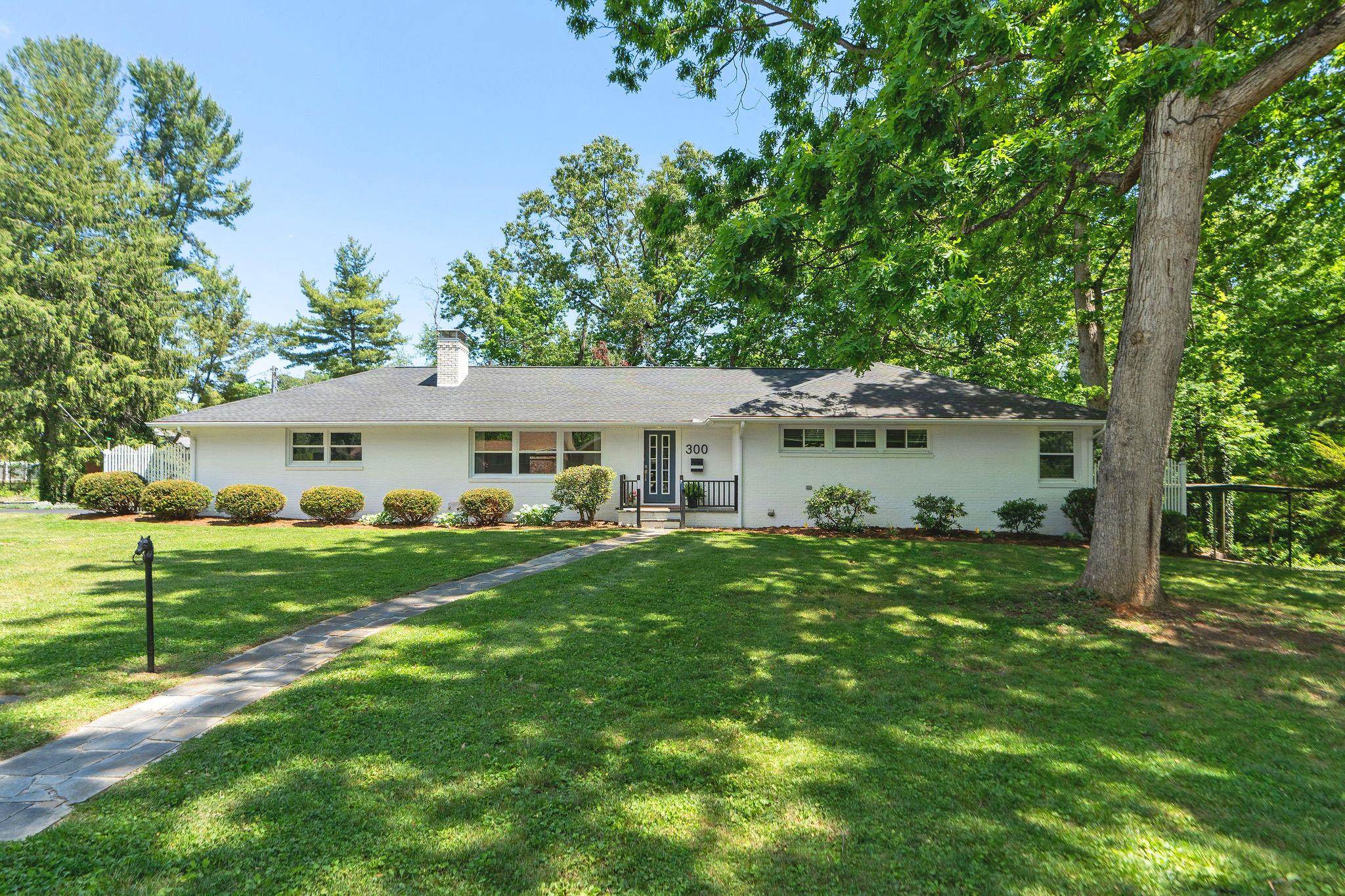 300 S ELLISON LN, WAYNESBORO, Virginia 22980, 3 Bedrooms Bedrooms, ,3 BathroomsBathrooms,Residential,Midcentury Twinkle,300 S ELLISON LN,677133 MLS # 677133
