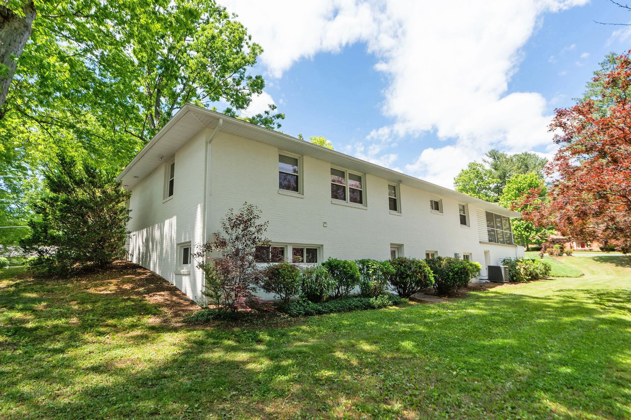 300 S ELLISON LN, WAYNESBORO, Virginia 22980, 3 Bedrooms Bedrooms, ,3 BathroomsBathrooms,Residential,Midcentury Twinkle,300 S ELLISON LN,677133 MLS # 677133 300 S ELLISON LN, WAYNESBORO, Virginia 22980, 3 Bedrooms Bedrooms, ,3 BathroomsBathrooms,Residential,Midcentury Twinkle,300 S ELLISON LN,677133 MLS # 677133
