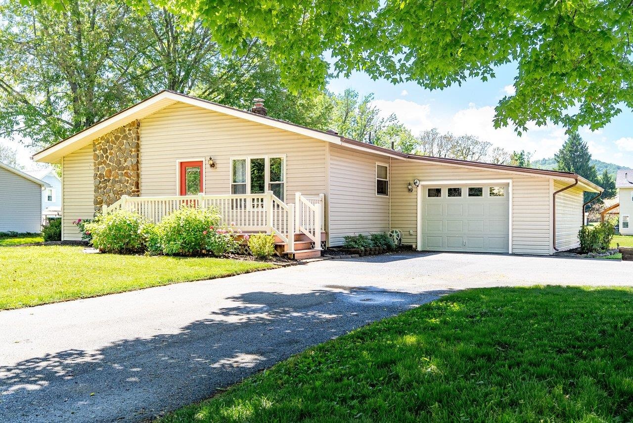 100 SPRUCE LN, BRIDGEWATER, Virginia 22812, 3 Bedrooms Bedrooms, ,1 BathroomBathrooms,Residential,100 SPRUCE LN,677142 MLS # 677142