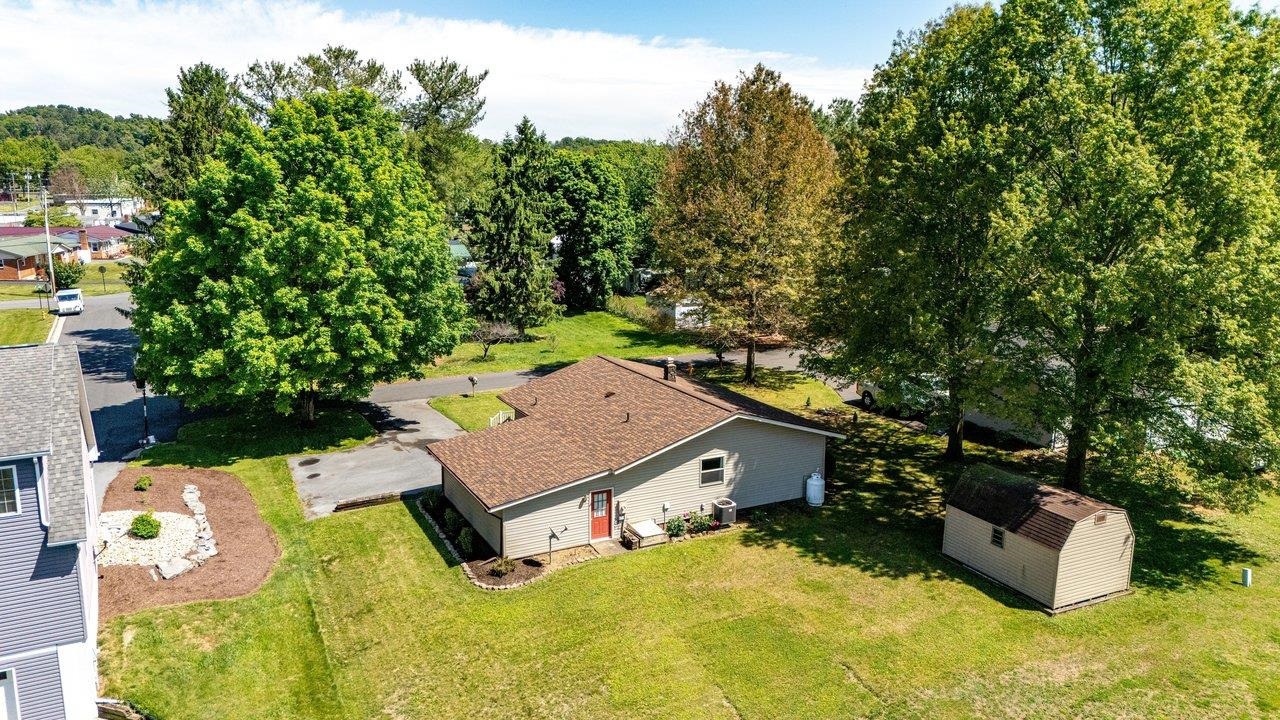 100 SPRUCE LN, BRIDGEWATER, Virginia 22812, 3 Bedrooms Bedrooms, ,1 BathroomBathrooms,Residential,100 SPRUCE LN,677142 MLS # 677142