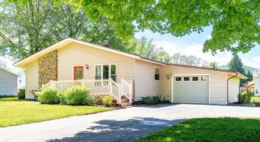 100 SPRUCE LN, BRIDGEWATER, Virginia 22812, 3 Bedrooms Bedrooms, ,1 BathroomBathrooms,Residential,100 SPRUCE LN,677142 MLS # 677142