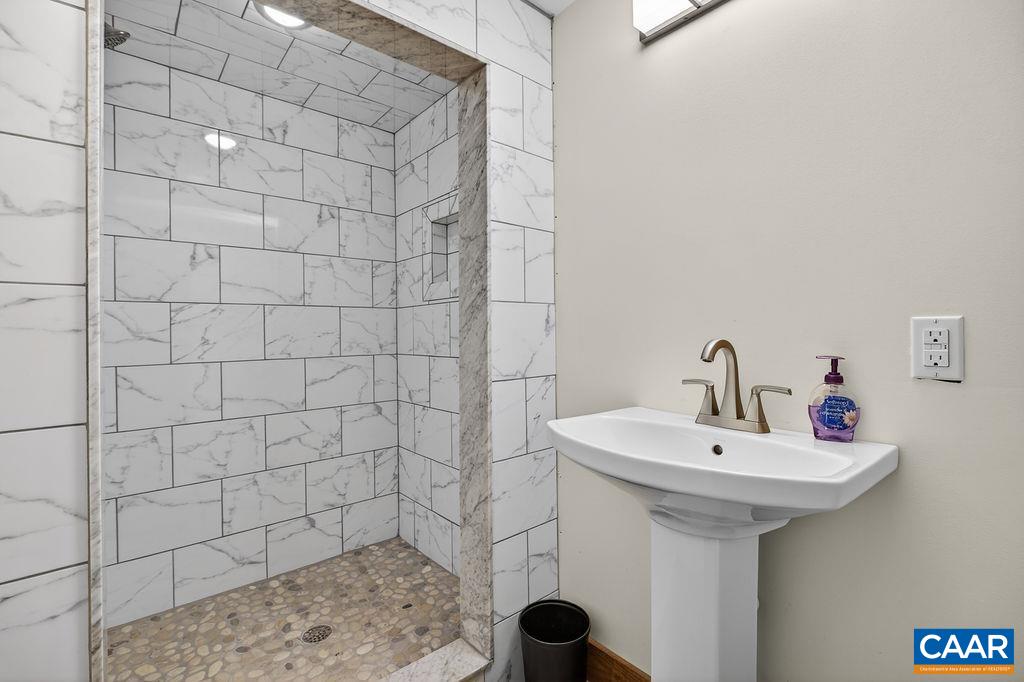 Lower level full bathroom.