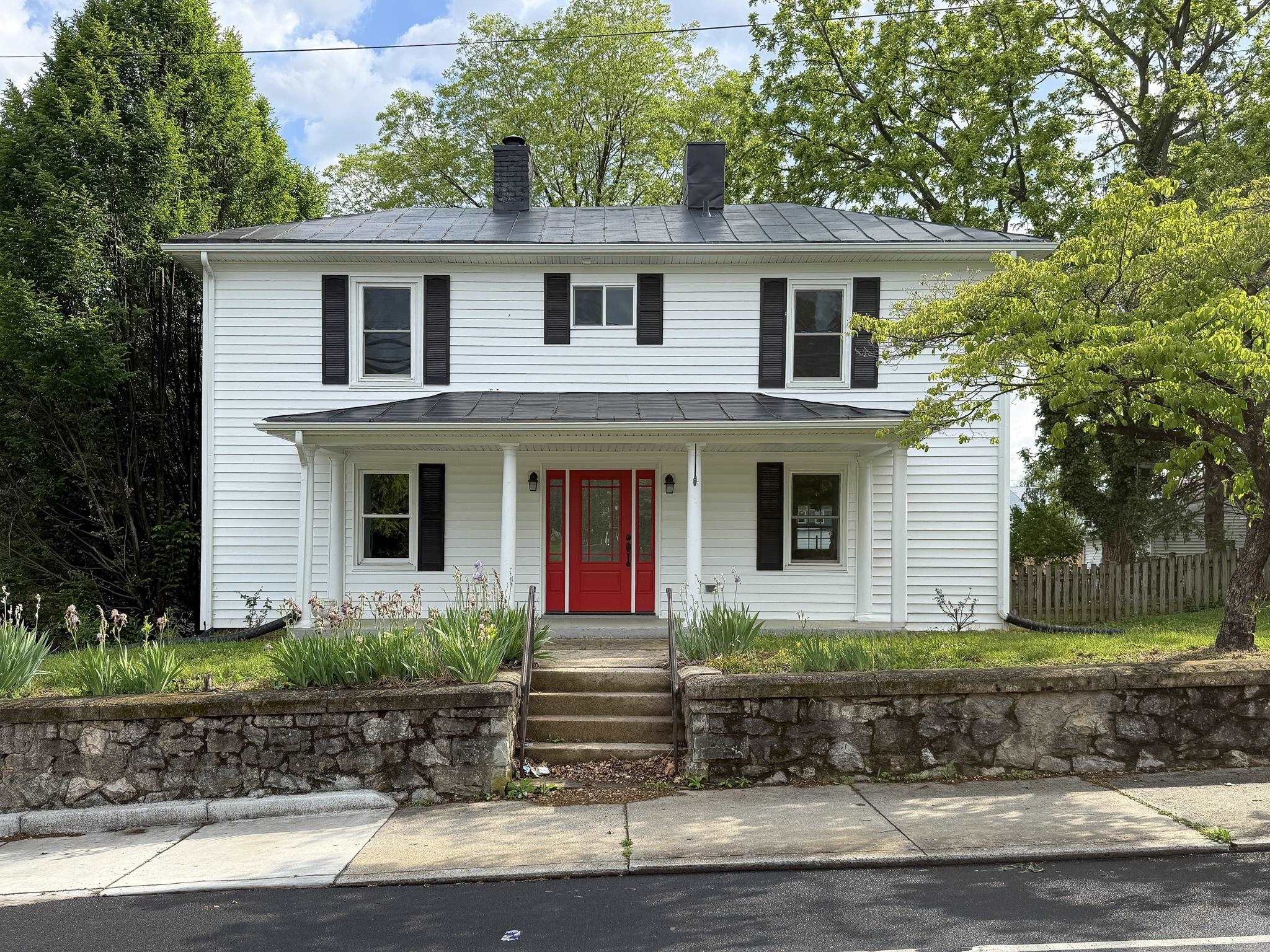 1202 W BEVERLEY ST, STAUNTON, Virginia 24401, 3 Bedrooms Bedrooms, ,2 BathroomsBathrooms,Residential,1202 W BEVERLEY ST,677156 MLS # 677156