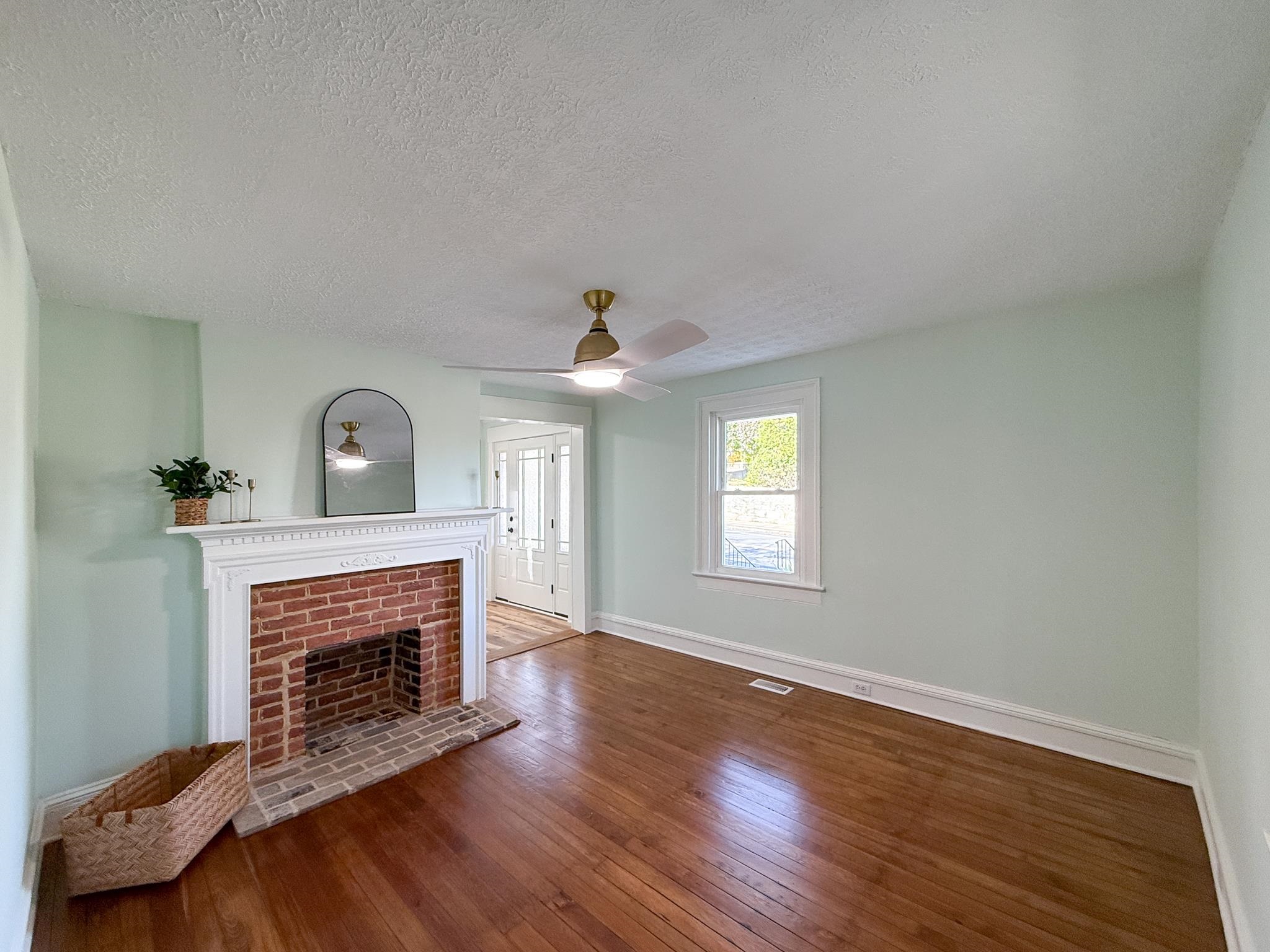 1202 W BEVERLEY ST, STAUNTON, Virginia 24401, 3 Bedrooms Bedrooms, ,2 BathroomsBathrooms,Residential,1202 W BEVERLEY ST,677156 MLS # 677156