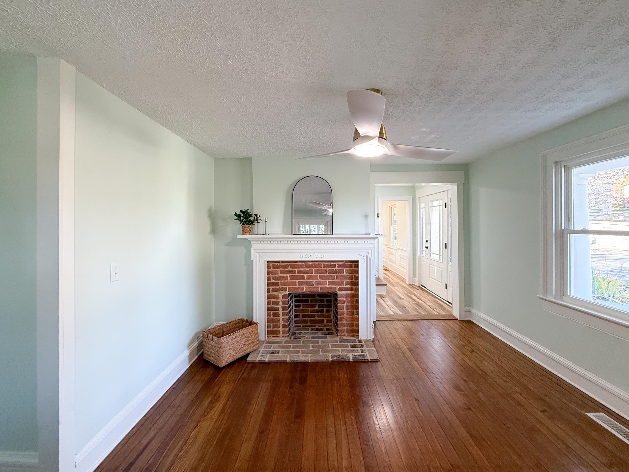 1202 W BEVERLEY ST, STAUNTON, Virginia 24401, 3 Bedrooms Bedrooms, ,2 BathroomsBathrooms,Residential,1202 W BEVERLEY ST,677156 MLS # 677156