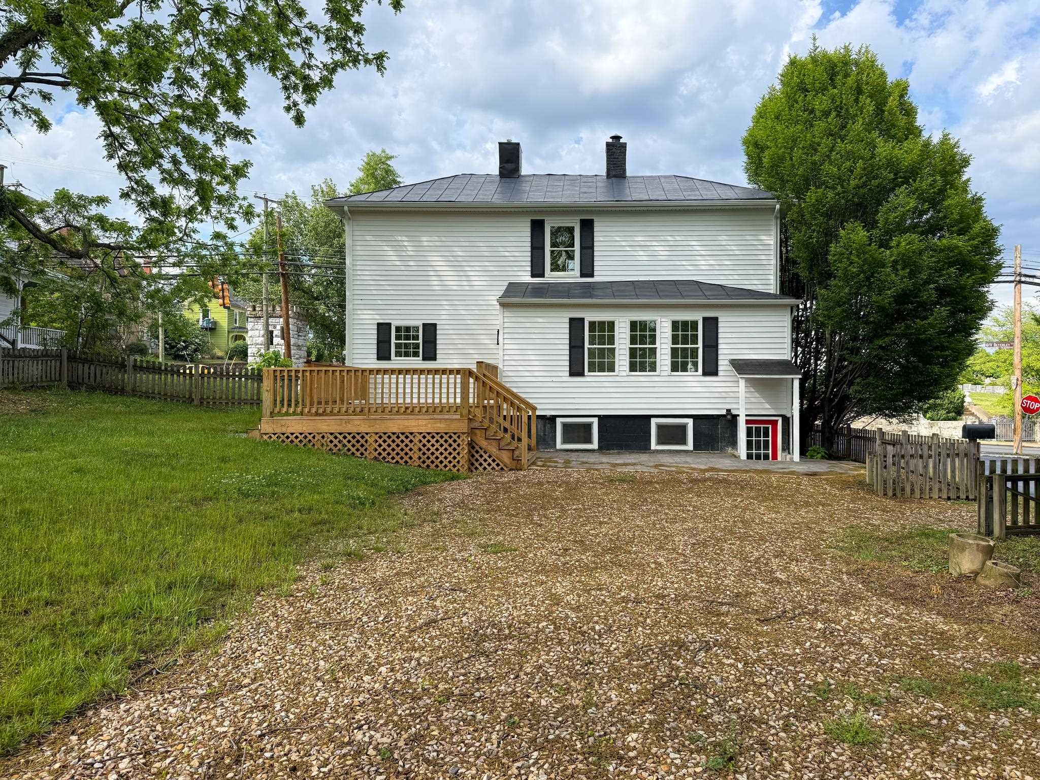 1202 W BEVERLEY ST, STAUNTON, Virginia 24401, 3 Bedrooms Bedrooms, ,2 BathroomsBathrooms,Residential,1202 W BEVERLEY ST,677156 MLS # 677156
