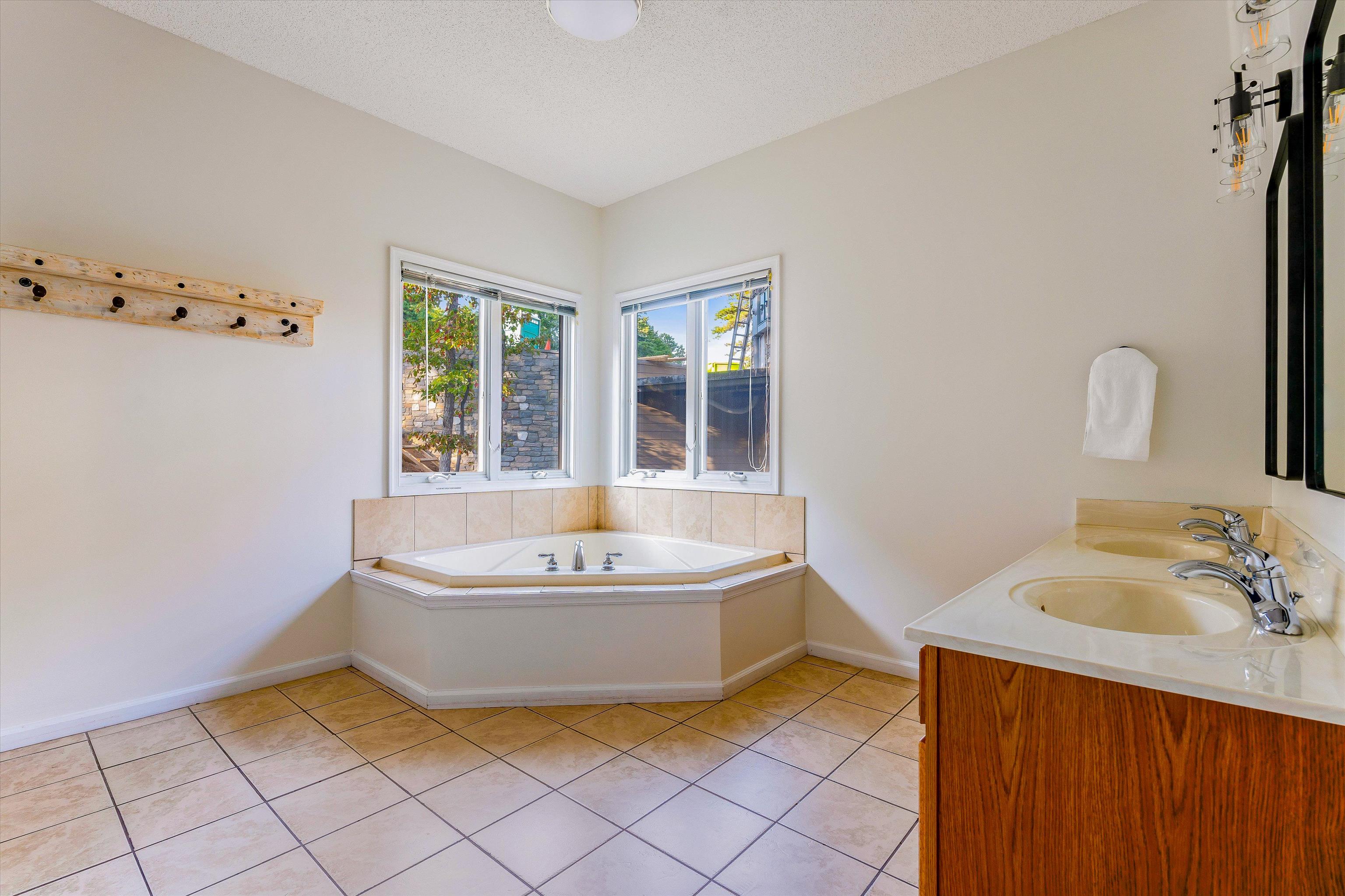 559 RAINIER RD, MCGAHEYSVILLE, Virginia 22840, 6 Bedrooms Bedrooms, ,3 BathroomsBathrooms,Residential,559 RAINIER RD,677158 MLS # 677158