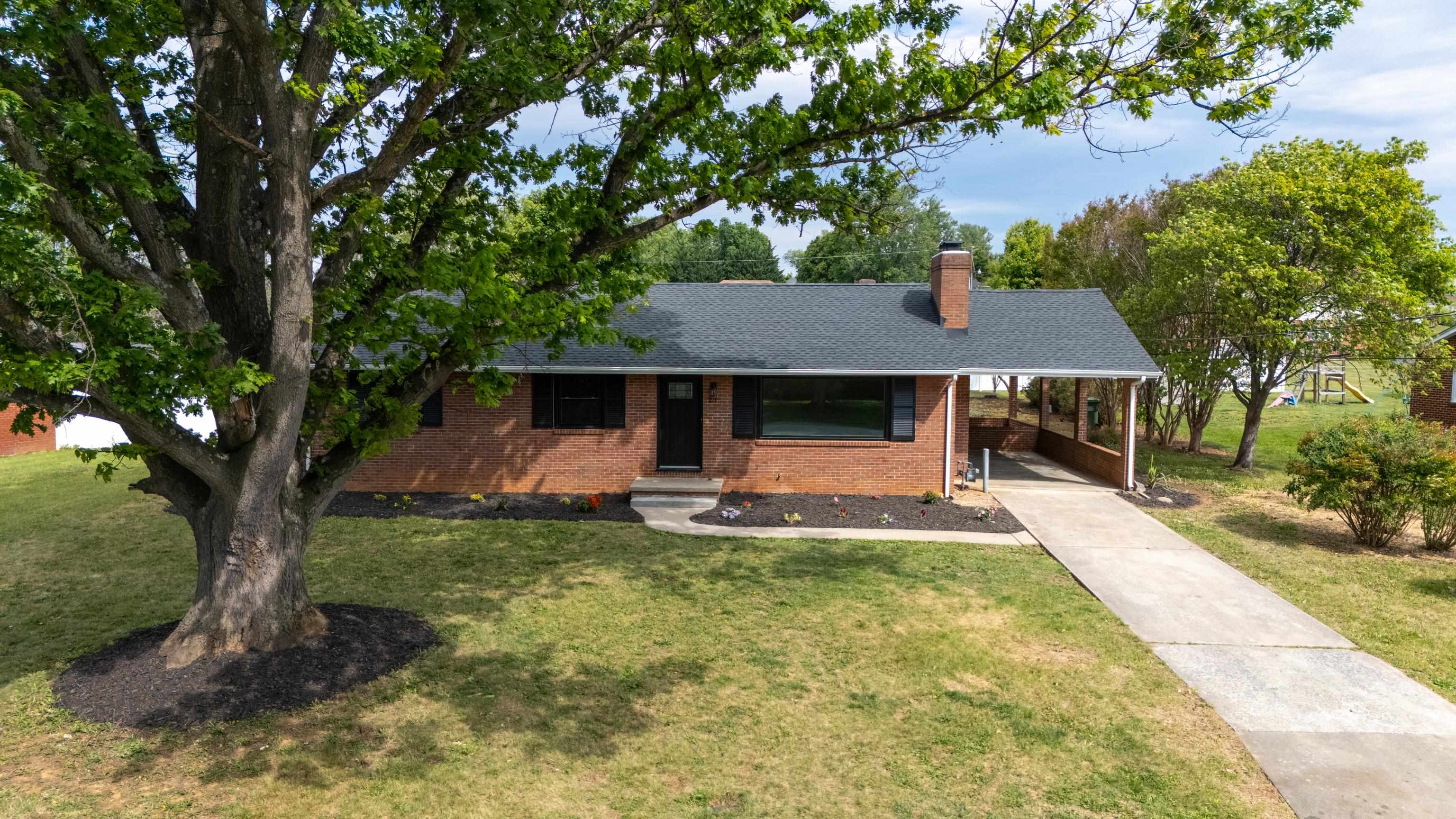 217 STONEWALL DR, WAYNESBORO, Virginia 22980, 4 Bedrooms Bedrooms, ,3 BathroomsBathrooms,Residential,217 STONEWALL DR,677188 MLS # 677188
